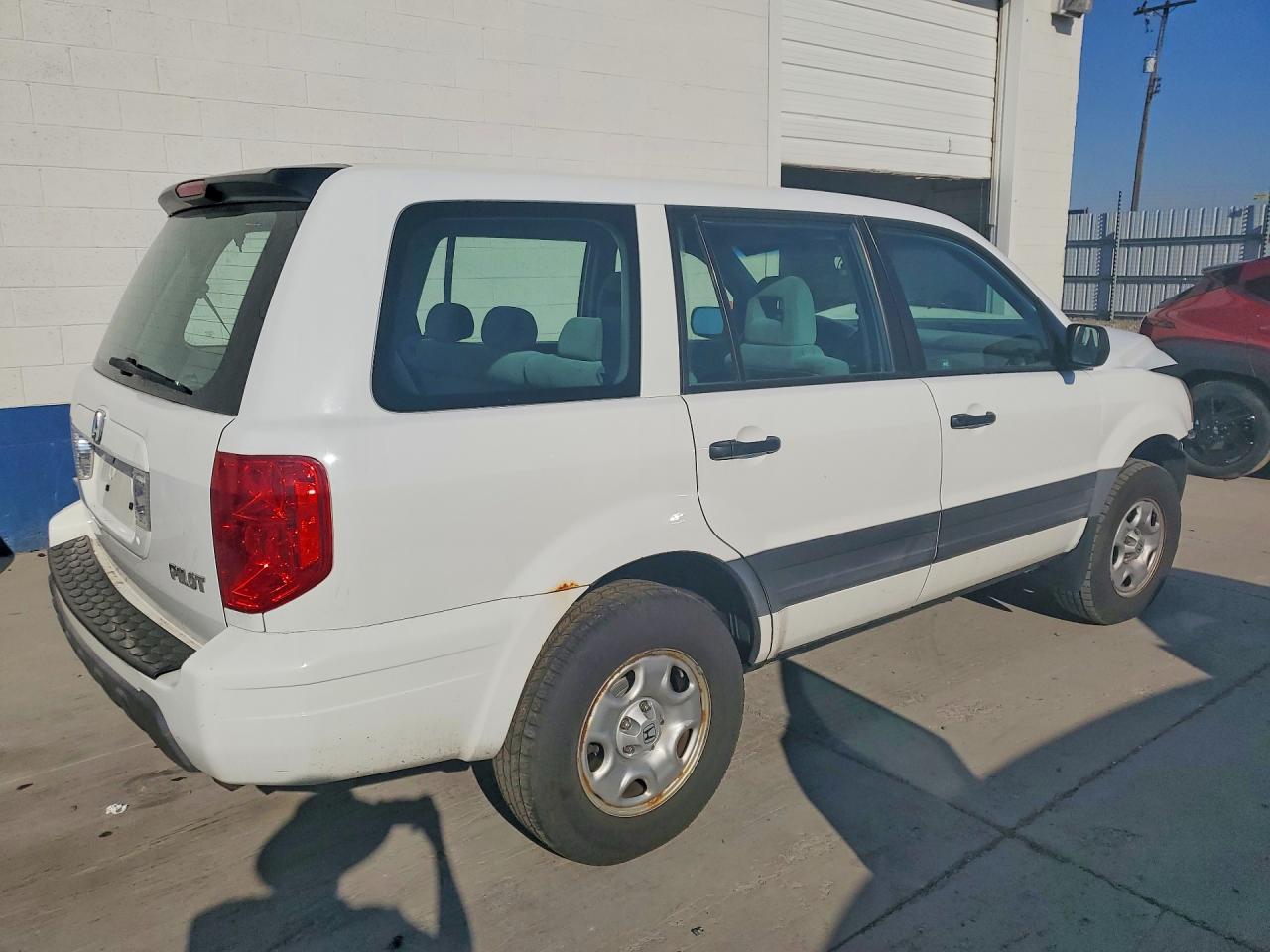 2005 Honda Pilot Lx White vin: 2HKYF18155H571983