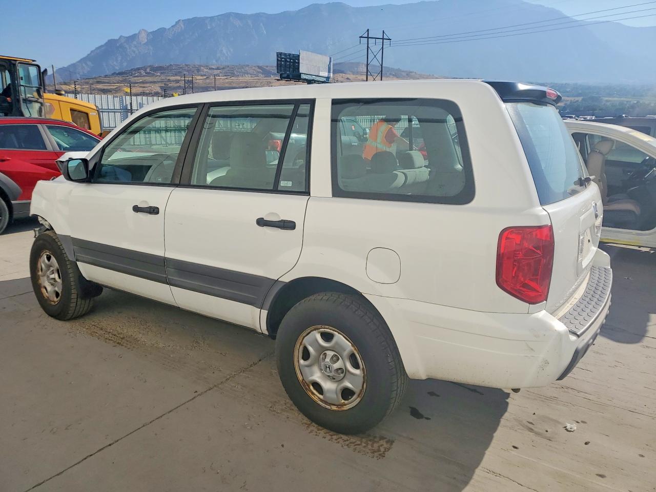 2005 Honda Pilot Lx White vin: 2HKYF18155H571983