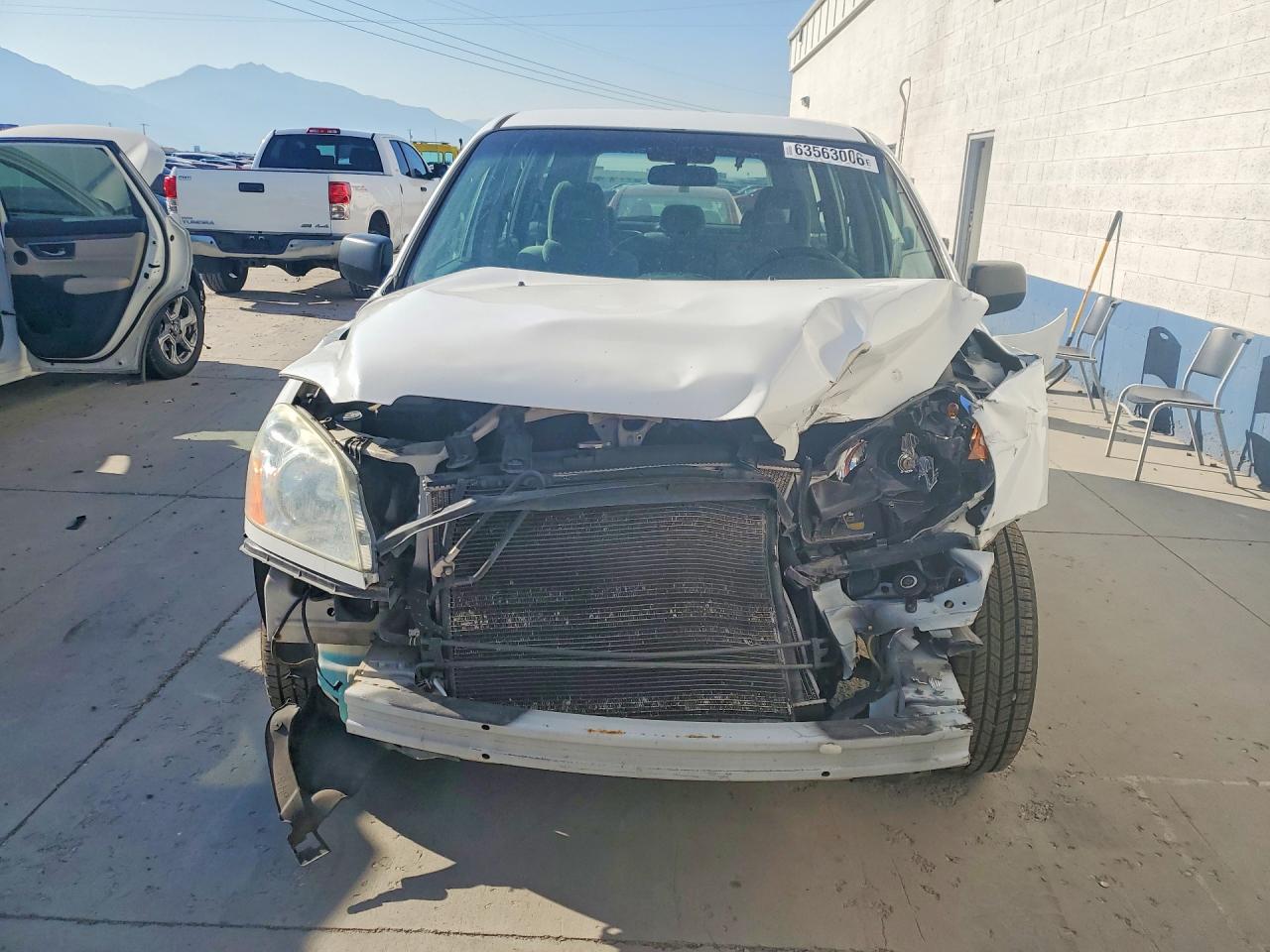 2005 Honda Pilot Lx White vin: 2HKYF18155H571983