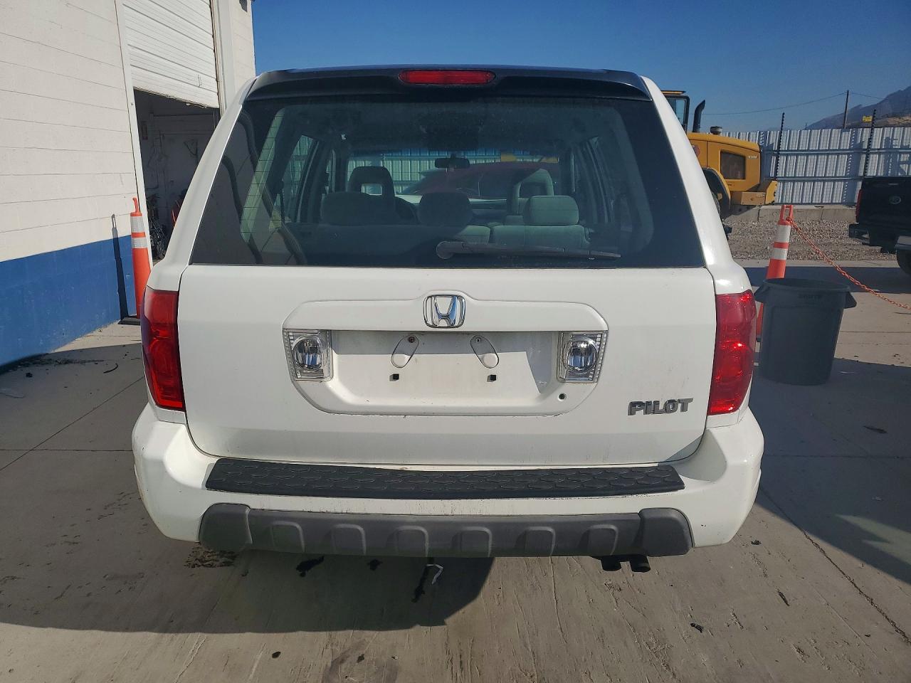 2005 Honda Pilot Lx White vin: 2HKYF18155H571983
