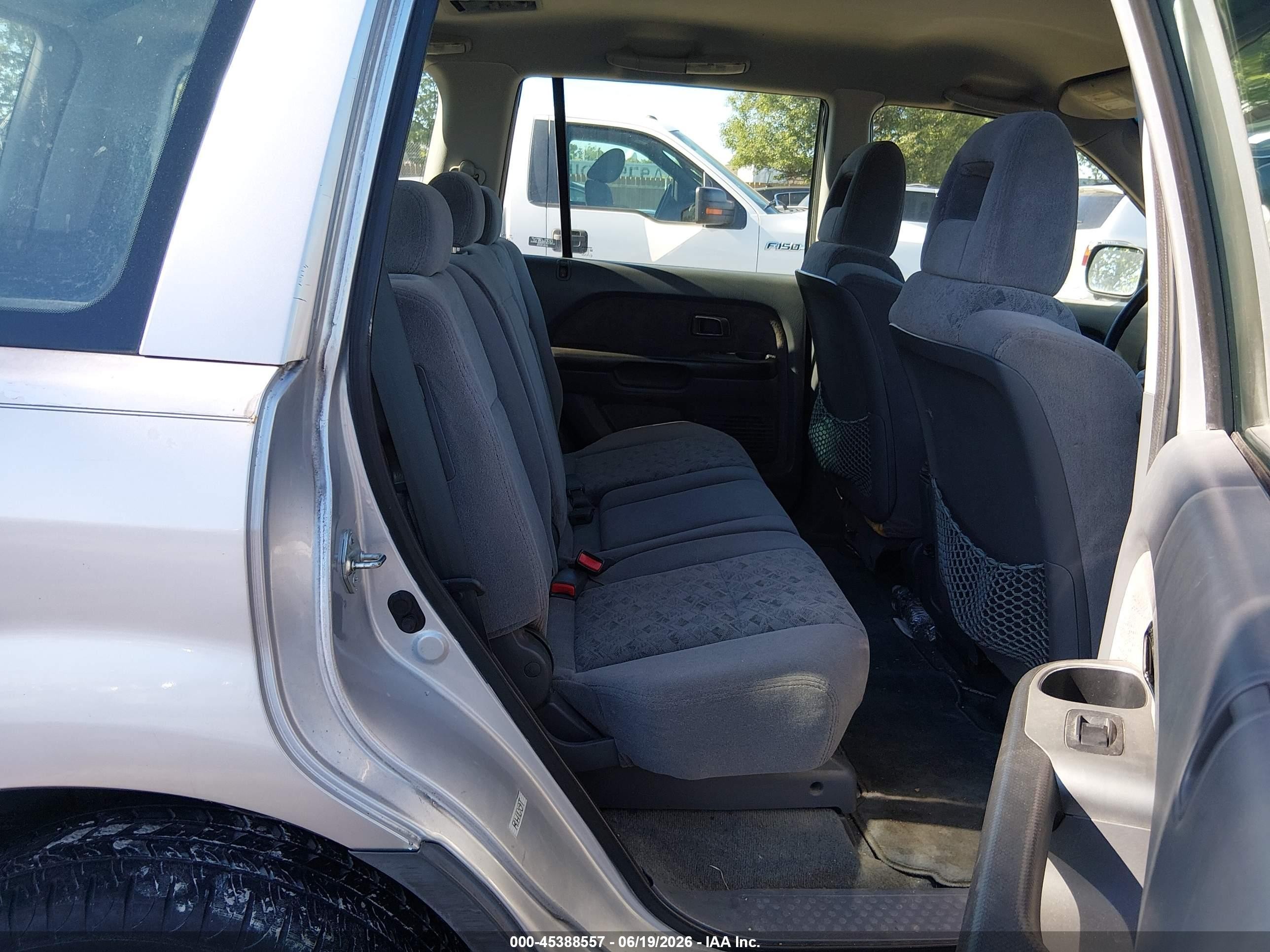 2005 Honda Pilot Lx Silver vin: 2HKYF18175H569054
