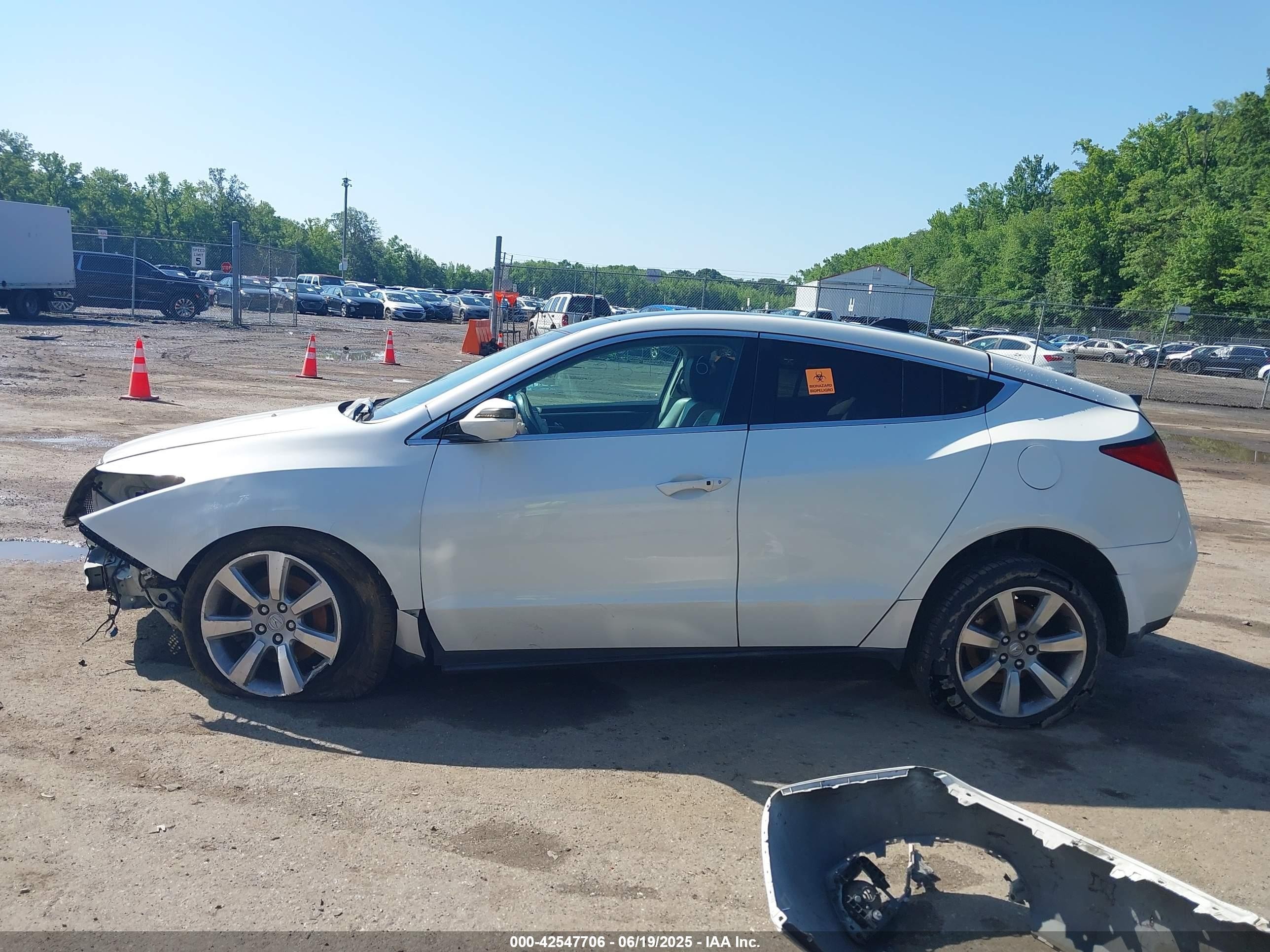 2011 Acura Zdx   White vin: 2HNYB1H46BH500621