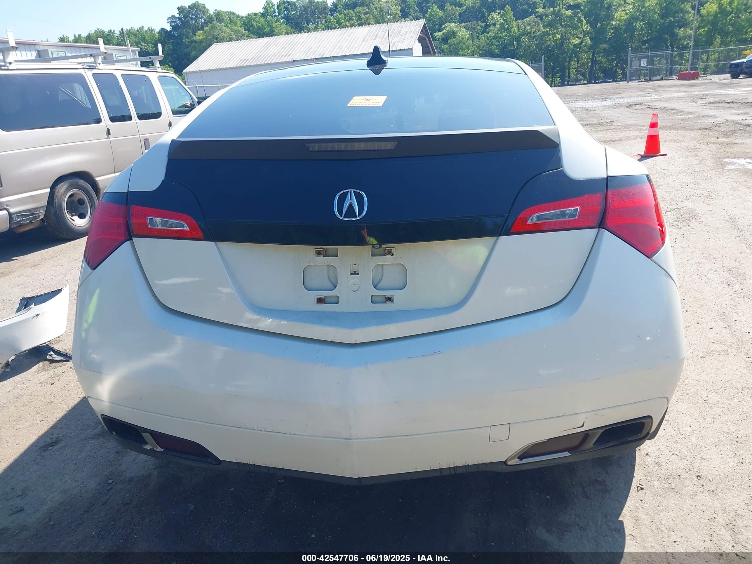 2011 Acura Zdx   White vin: 2HNYB1H46BH500621