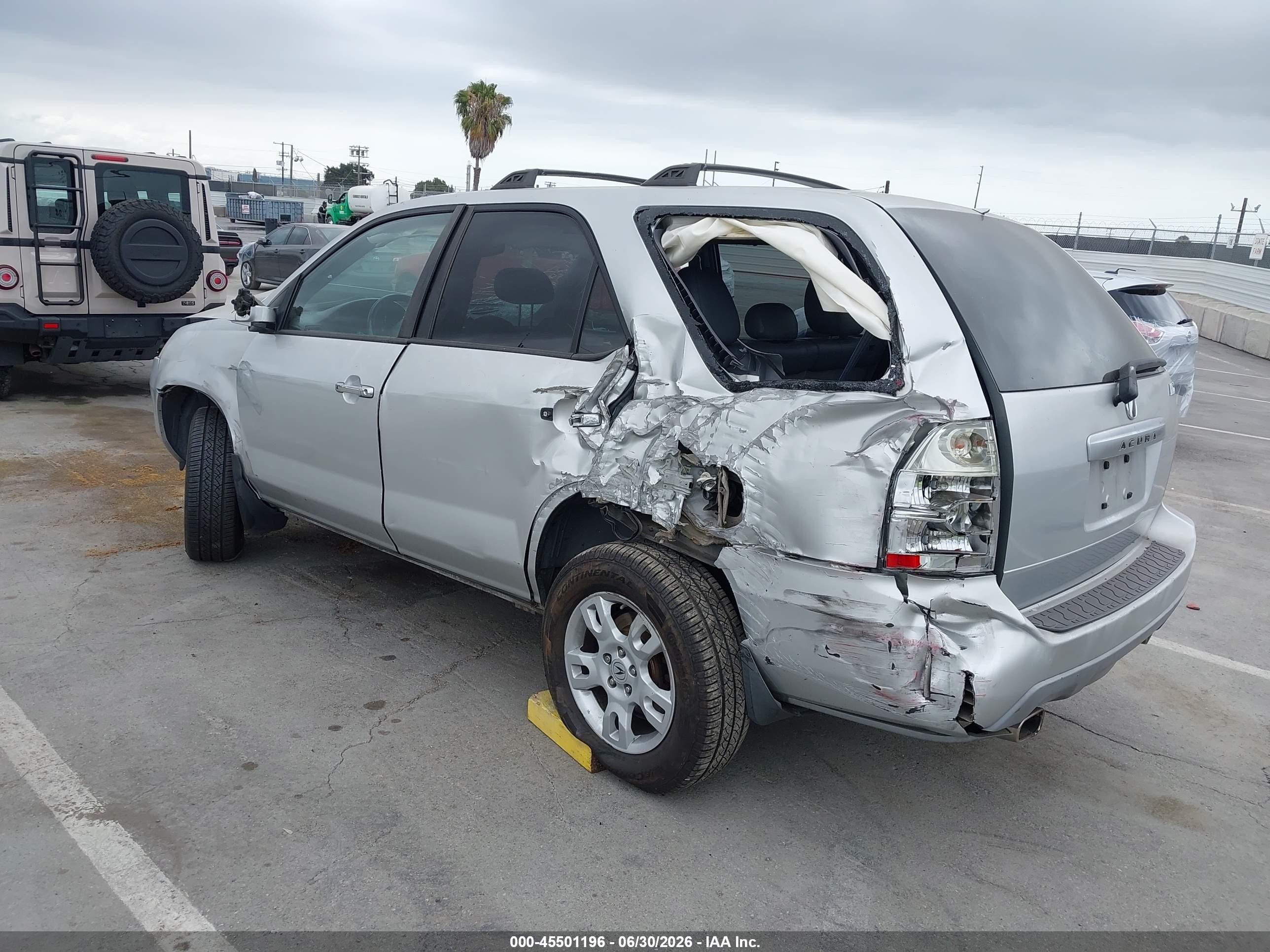 2005 Acura Mdx   Silver vin: 2HNYD18675H505990