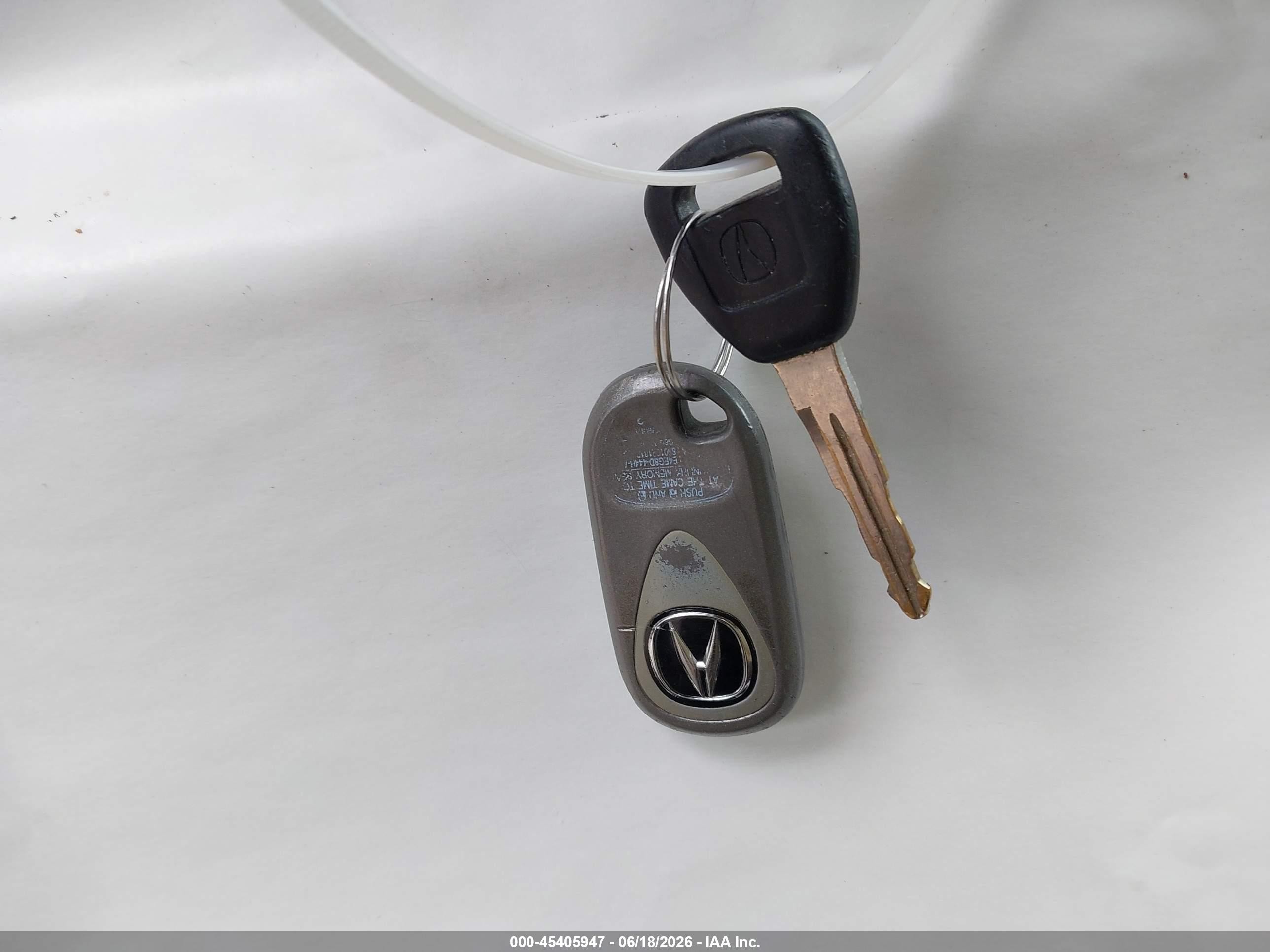 2005 Acura Mdx   White vin: 2HNYD18675H554347
