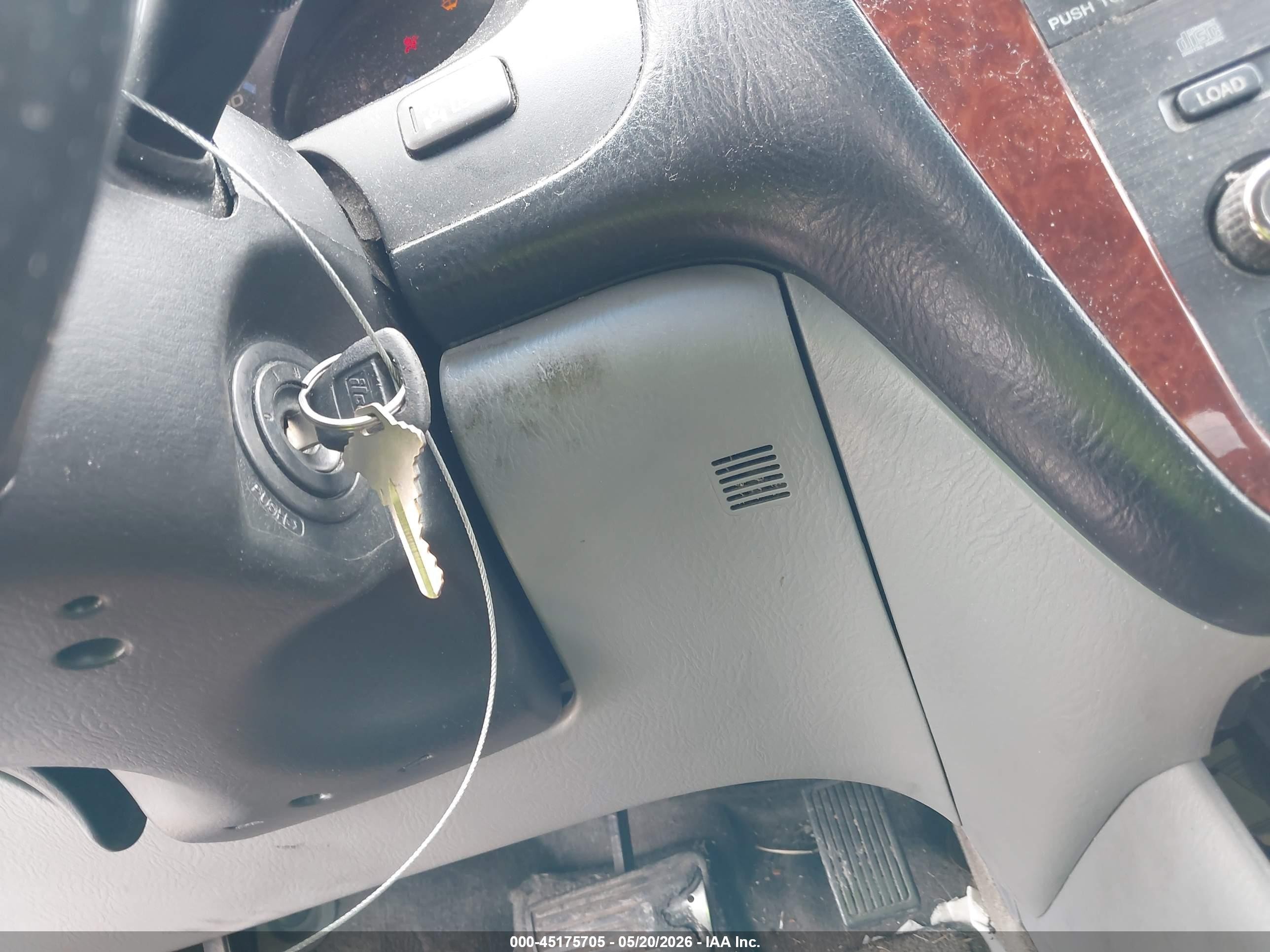 2005 Acura Mdx   Silver vin: 2HNYD18815H526495