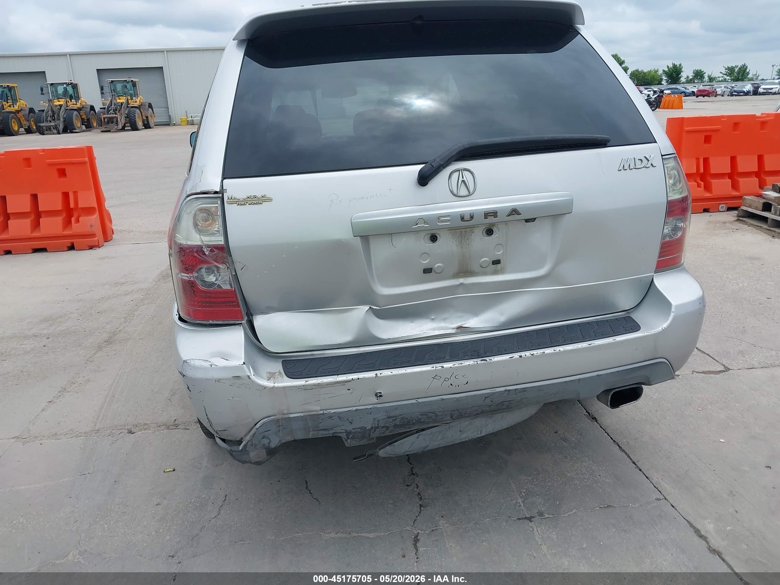 2005 Acura Mdx   Silver vin: 2HNYD18815H526495