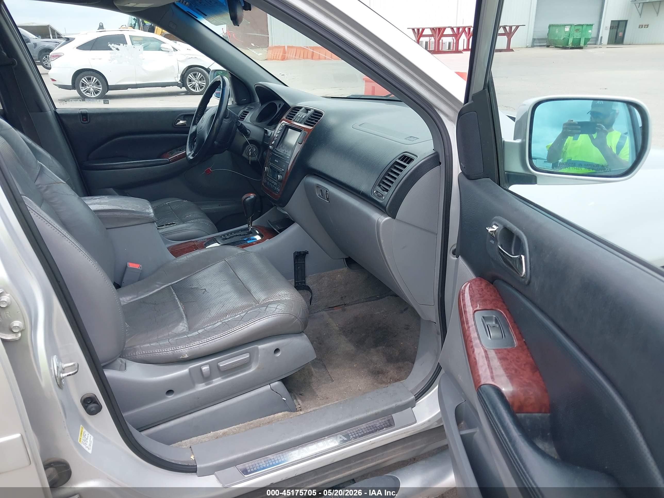 2005 Acura Mdx   Silver vin: 2HNYD18815H526495