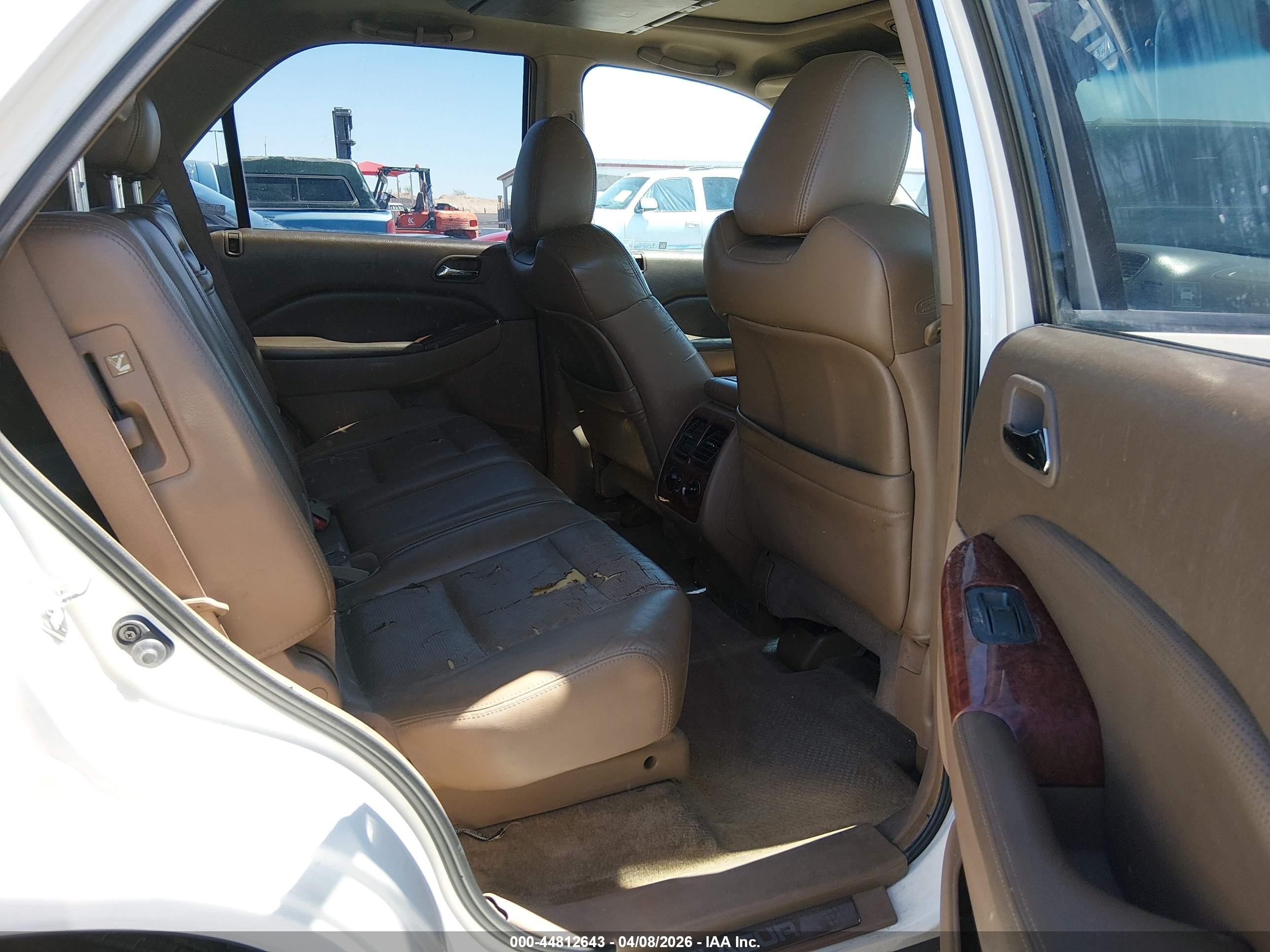 2005 Acura Mdx   White vin: 2HNYD188X5H513177