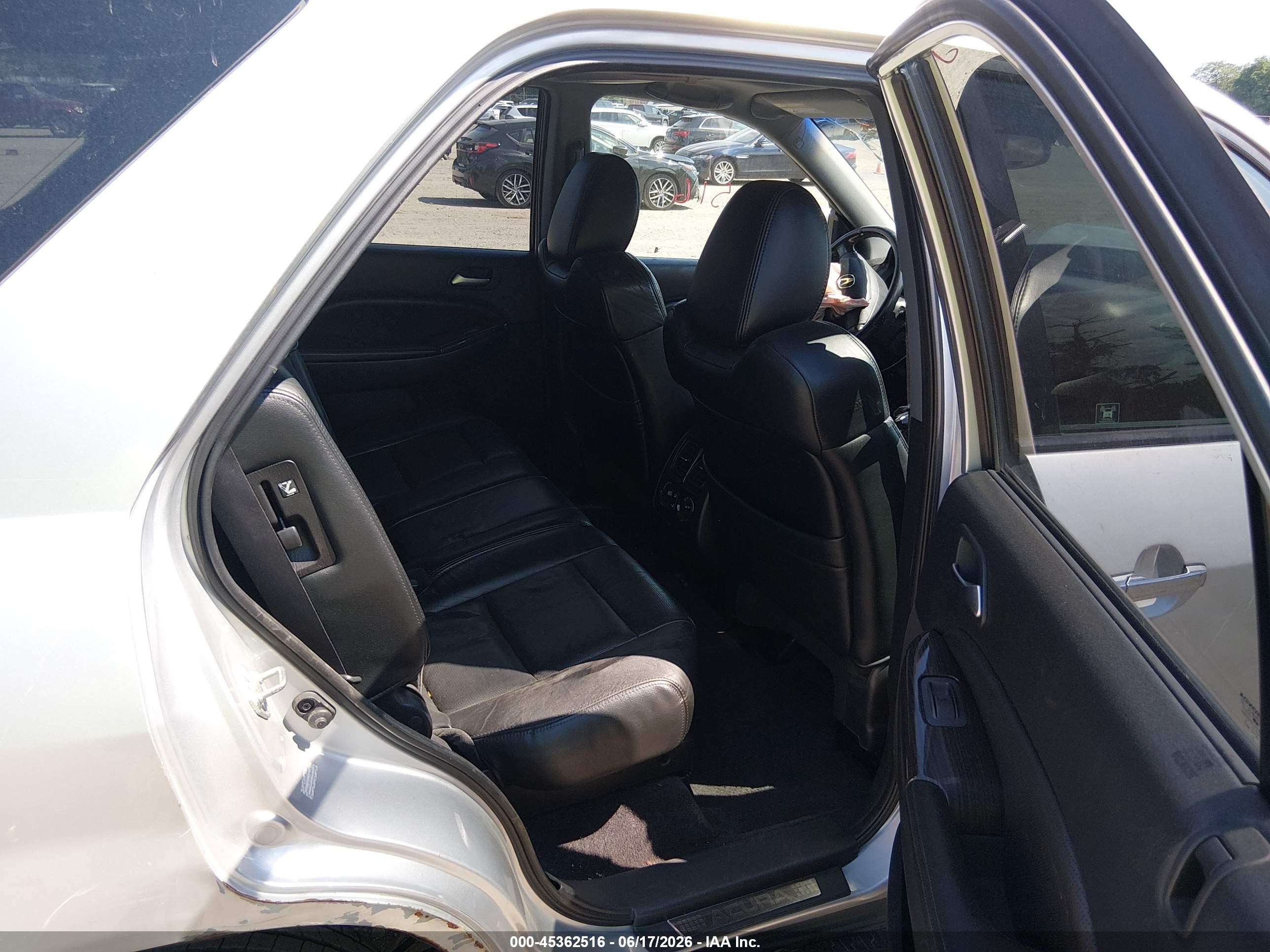 2006 Acura Mdx   Silver vin: 2HNYD18976H538547