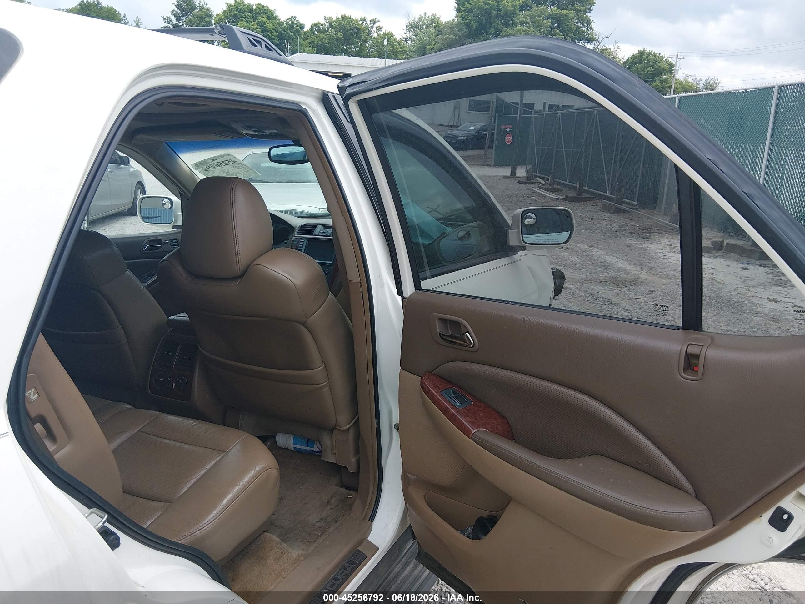 2005 Acura Mdx   White vin: 2HNYD18985H518368