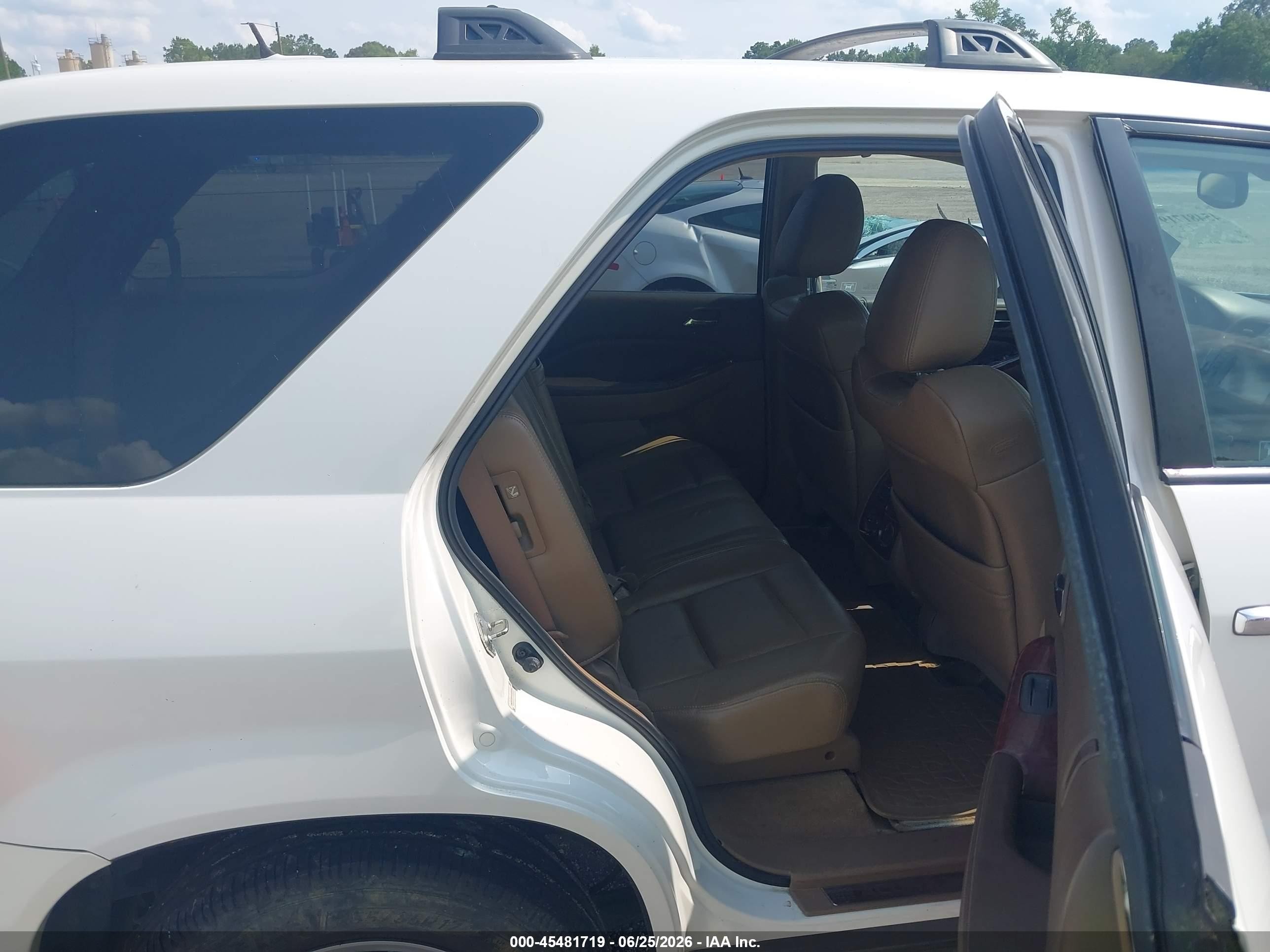 2005 Acura Mdx   White vin: 2HNYD18995H506925