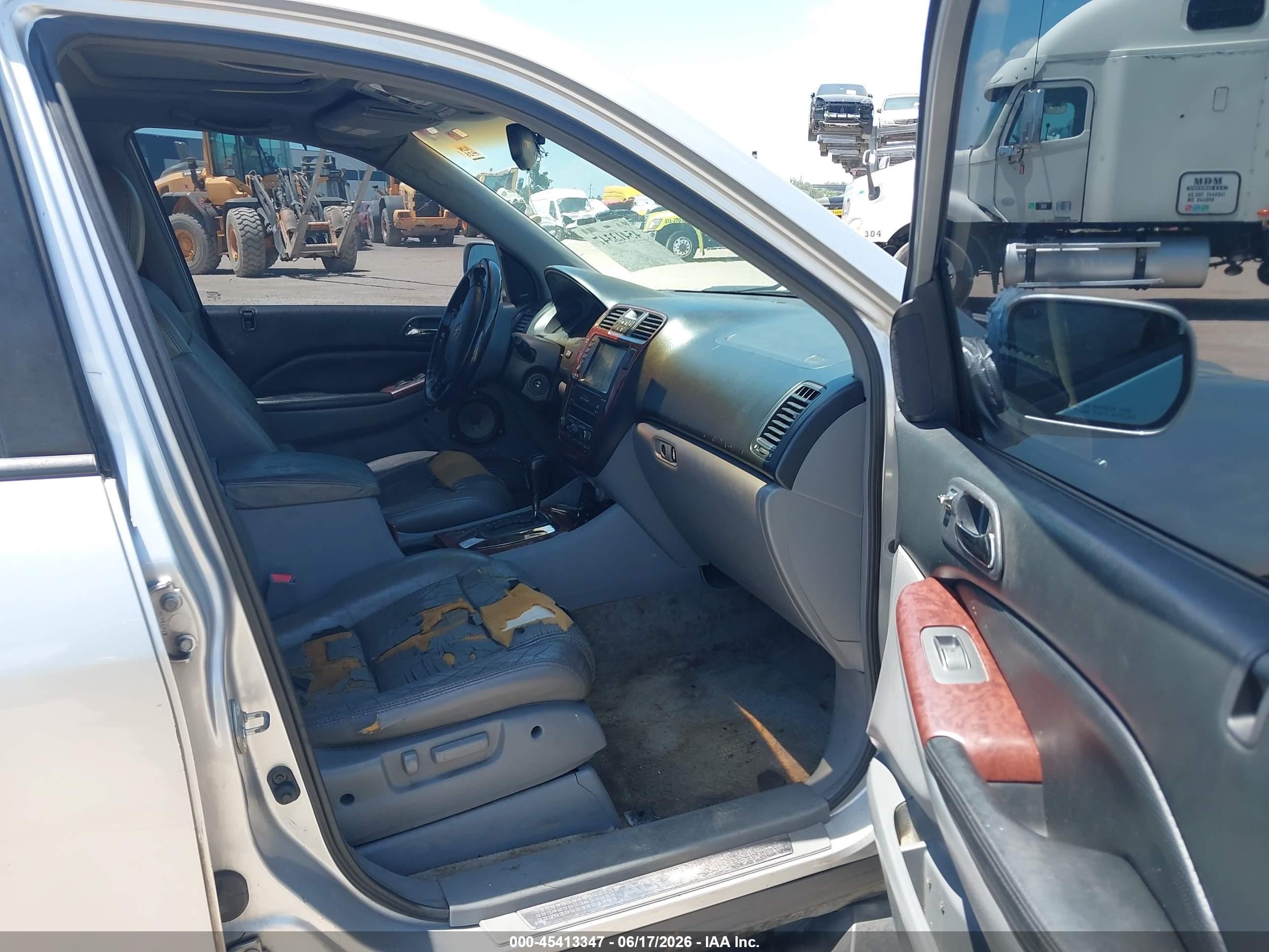 2005 Acura Mdx   Silver vin: 2HNYD189X5H502785