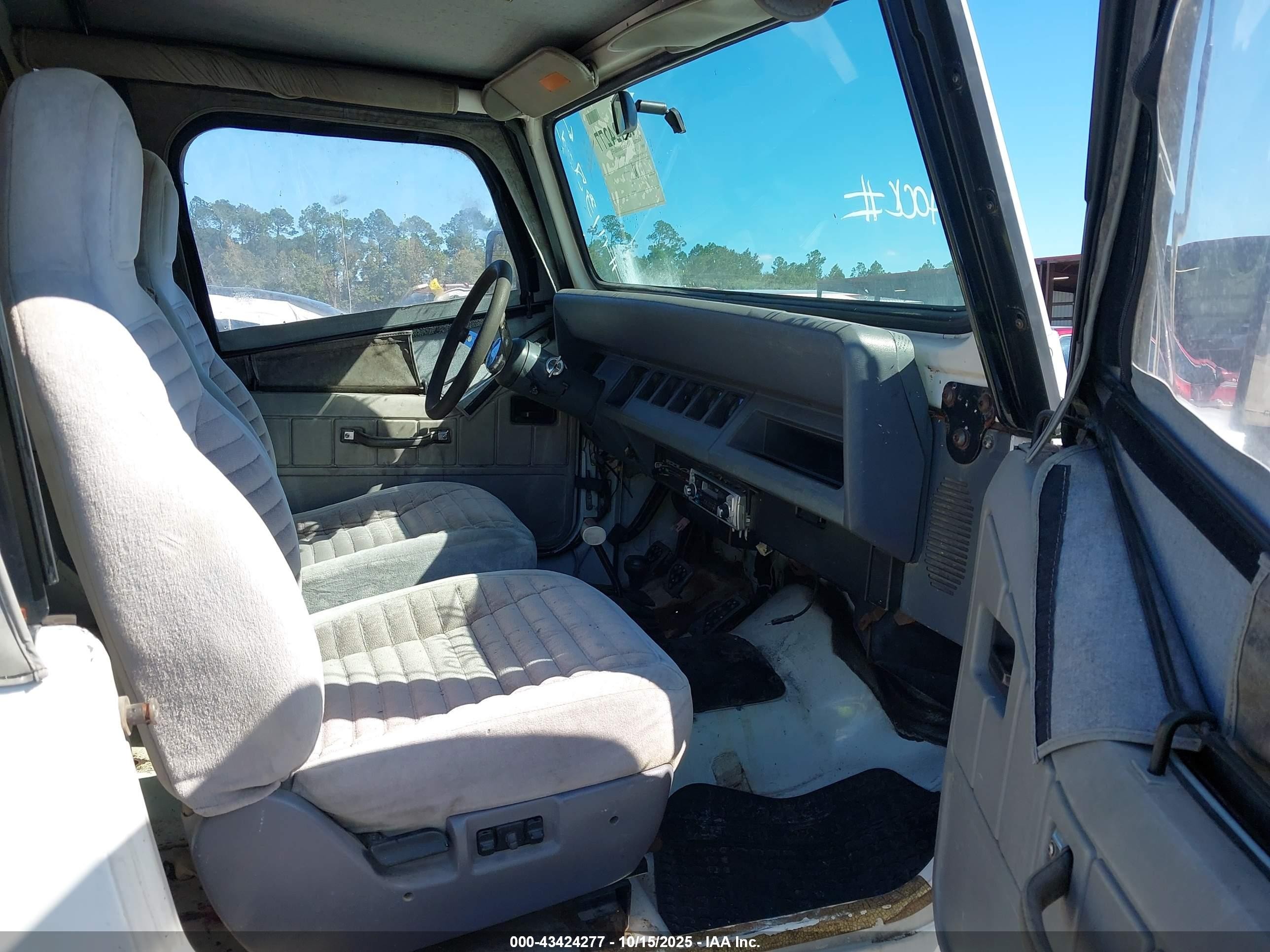 1989 Jeep Wrangler / Yj   White vin: 2J4FY19EXKJ111356