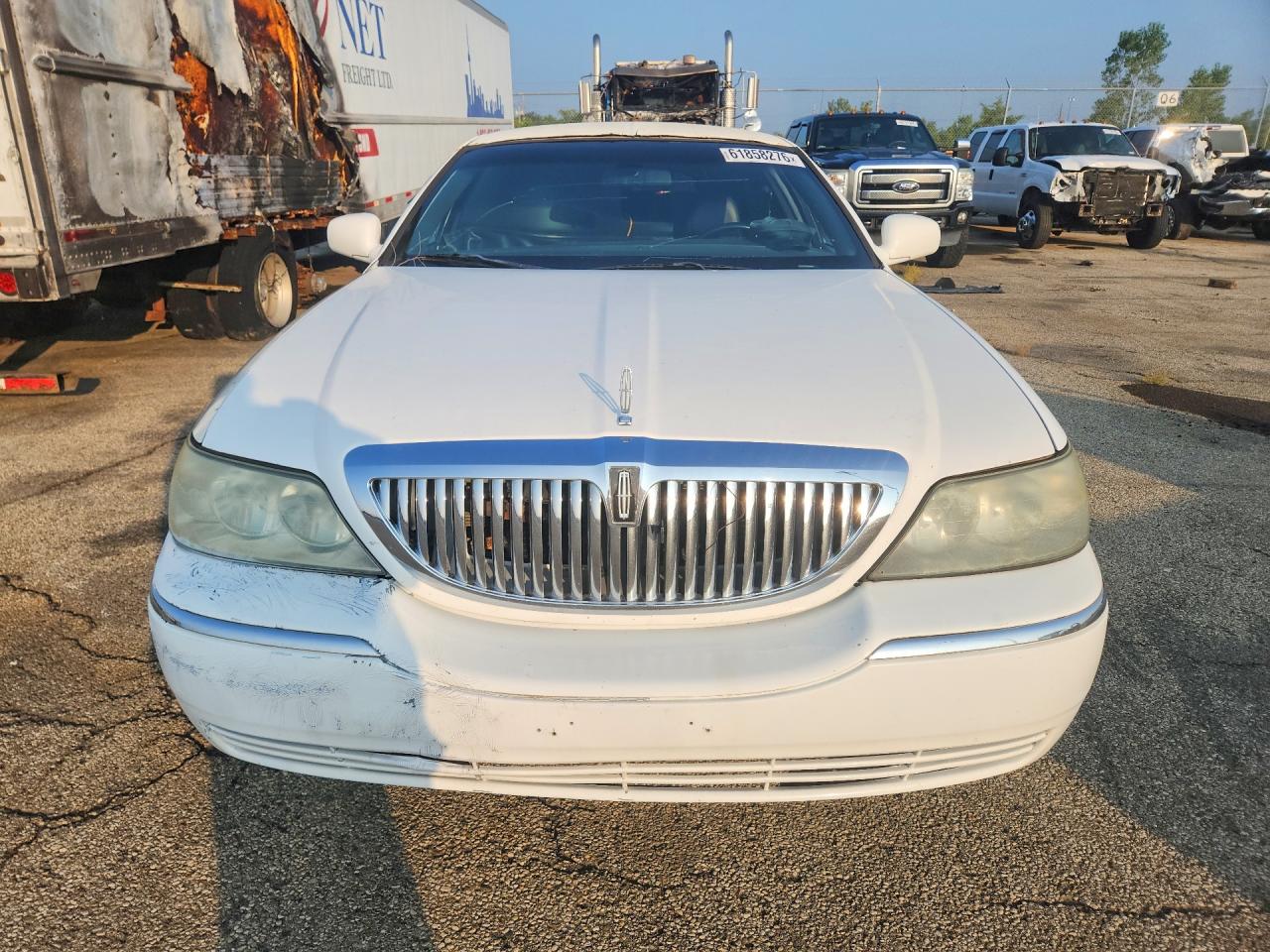 2008 Lincoln Town Car Executive White vin: 2L1FM88W38X644365
