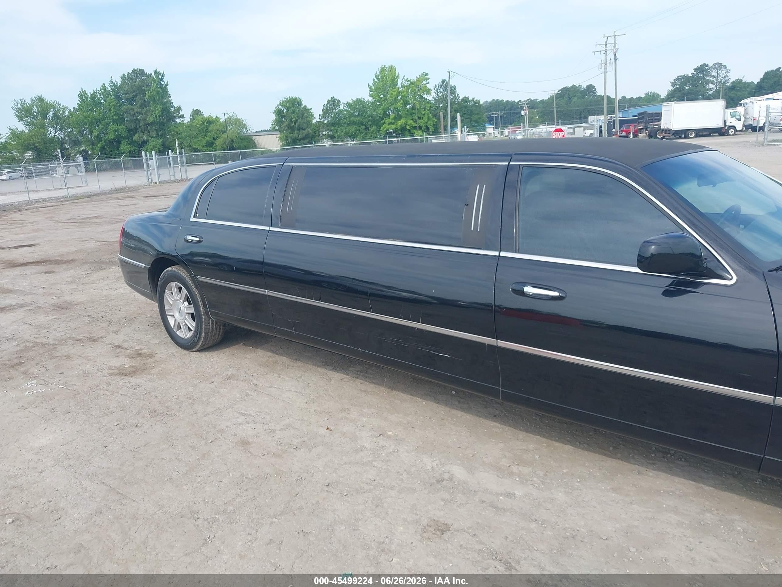 2008 Lincoln Town Car Executive Black vin: 2L1FM88W78X644434
