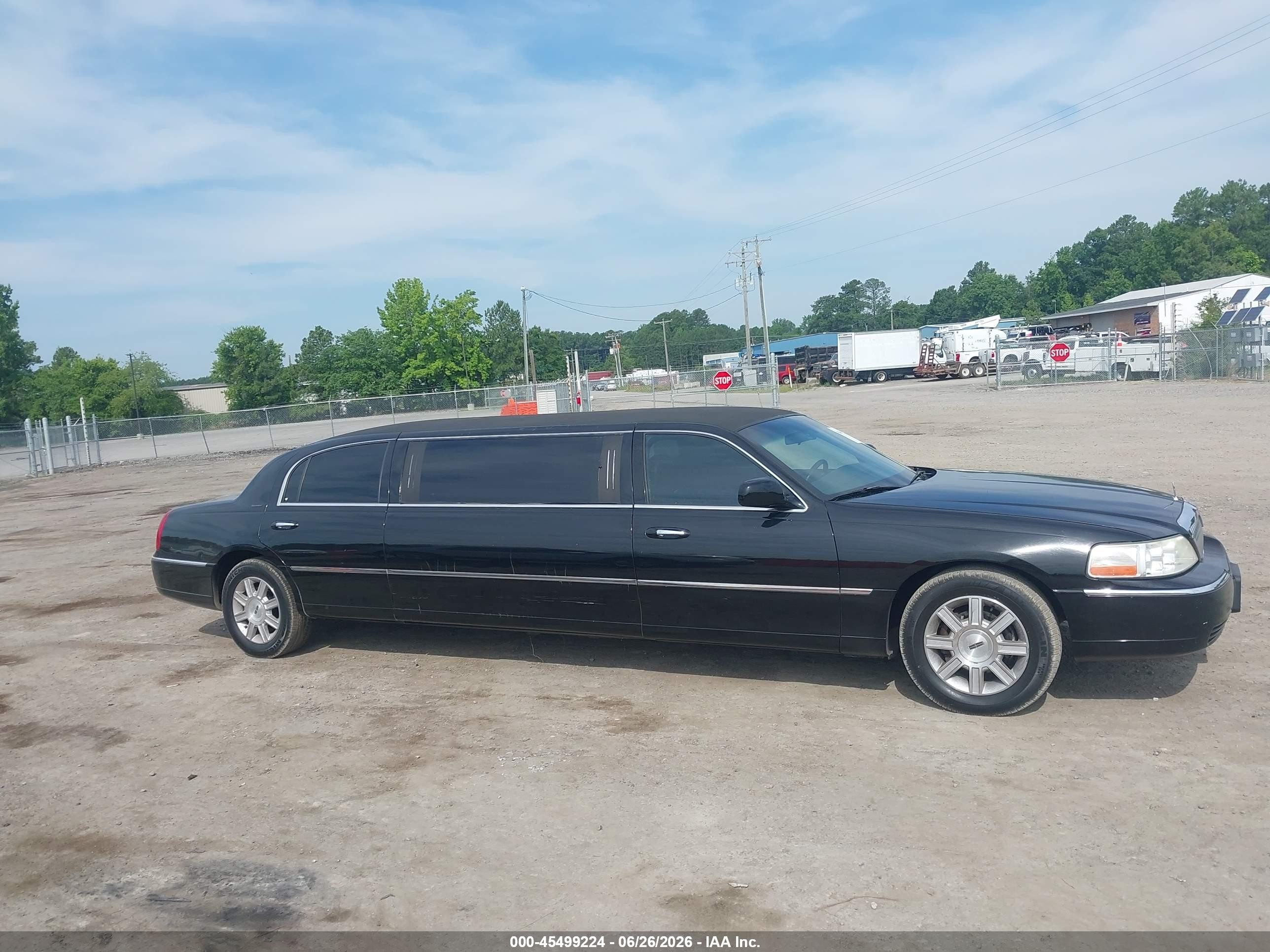 2008 Lincoln Town Car Executive Black vin: 2L1FM88W78X644434