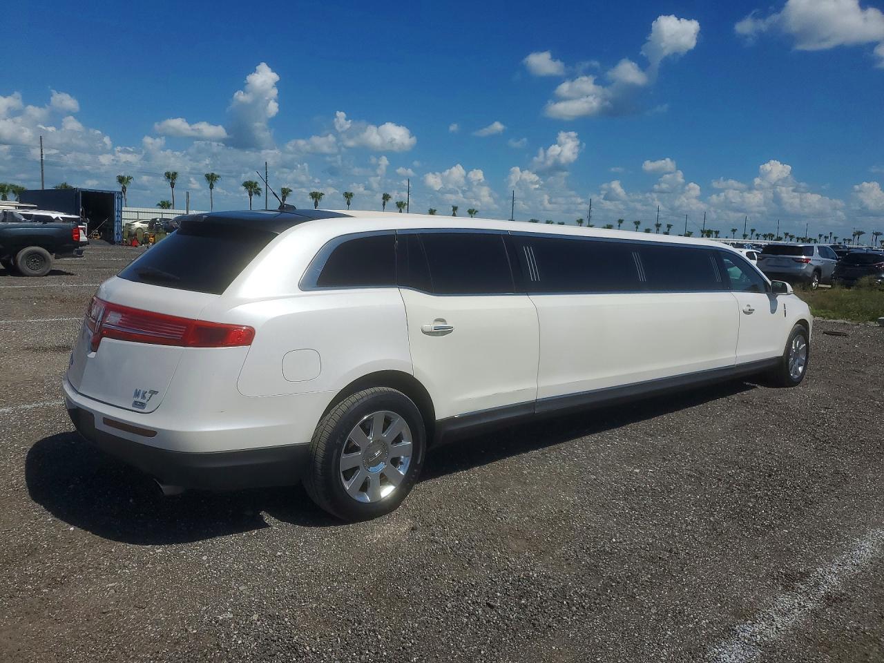 2015 Lincoln Mkt Livery White vin: 2L1MJ5LK0FBL02756