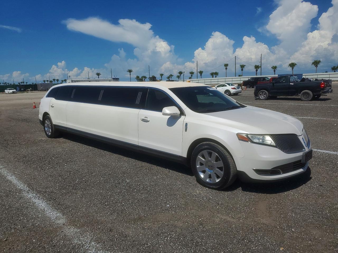2015 Lincoln Mkt Livery White vin: 2L1MJ5LK0FBL02756