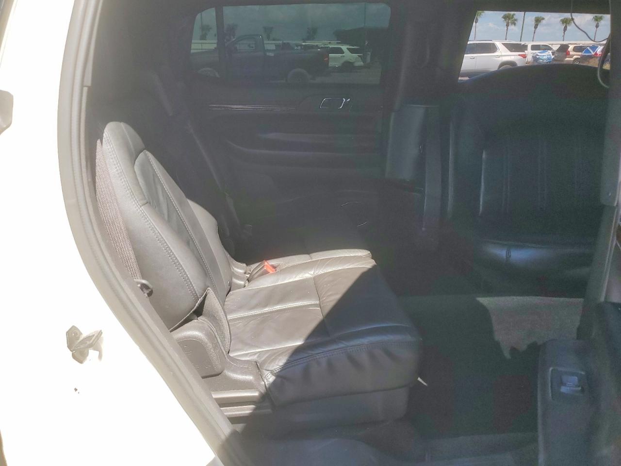2015 Lincoln Mkt Livery White vin: 2L1MJ5LK0FBL02756