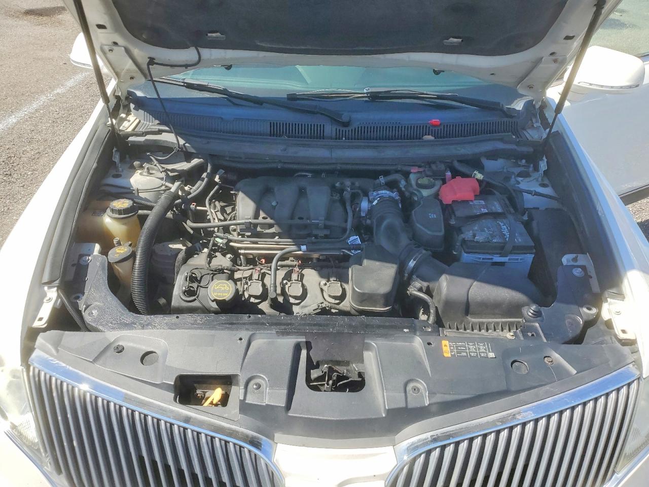 2015 Lincoln Mkt Livery White vin: 2L1MJ5LK0FBL02756