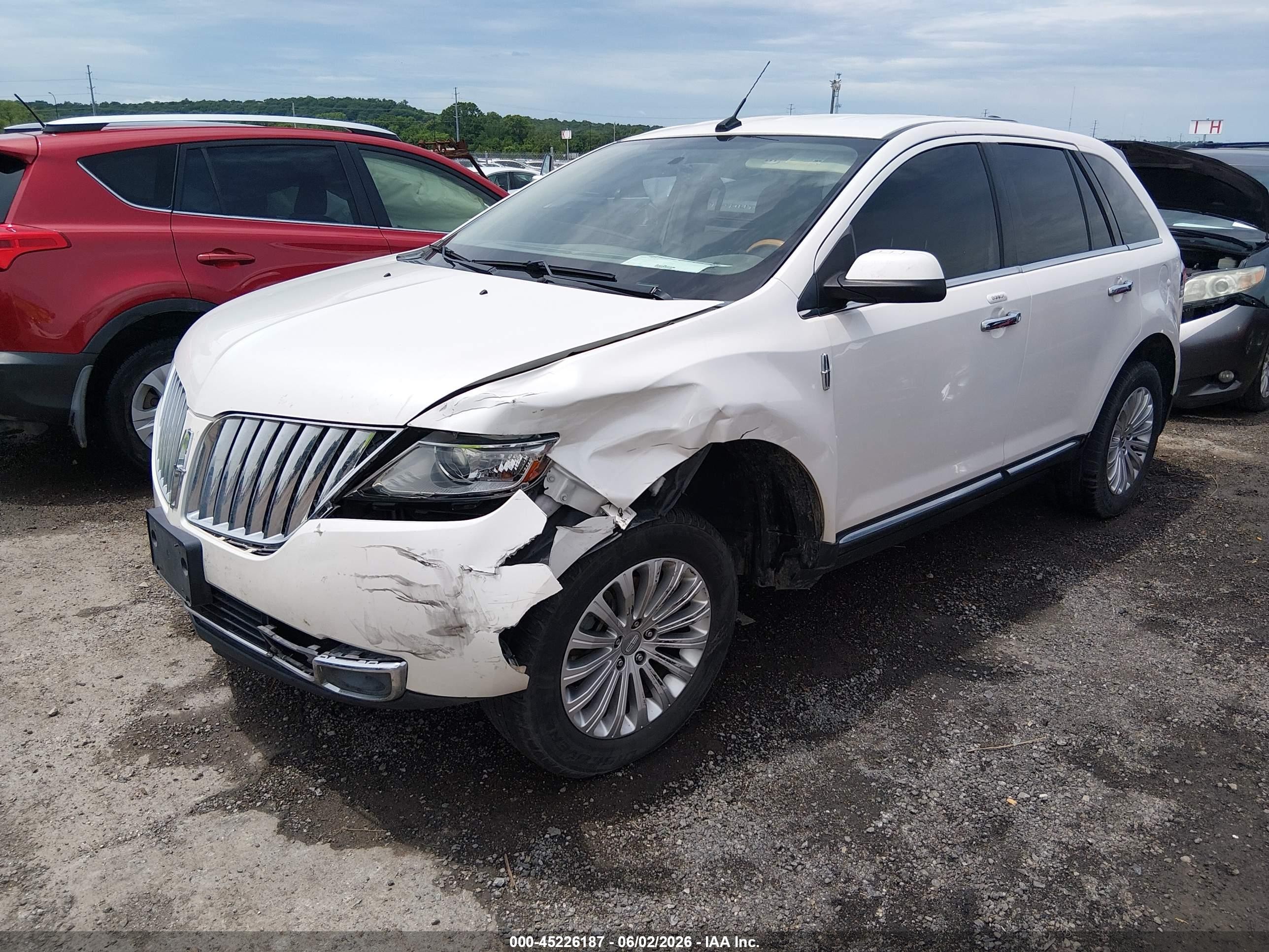 2015 Lincoln Mkx   White vin: 2LMDJ6JK2FBL32126
