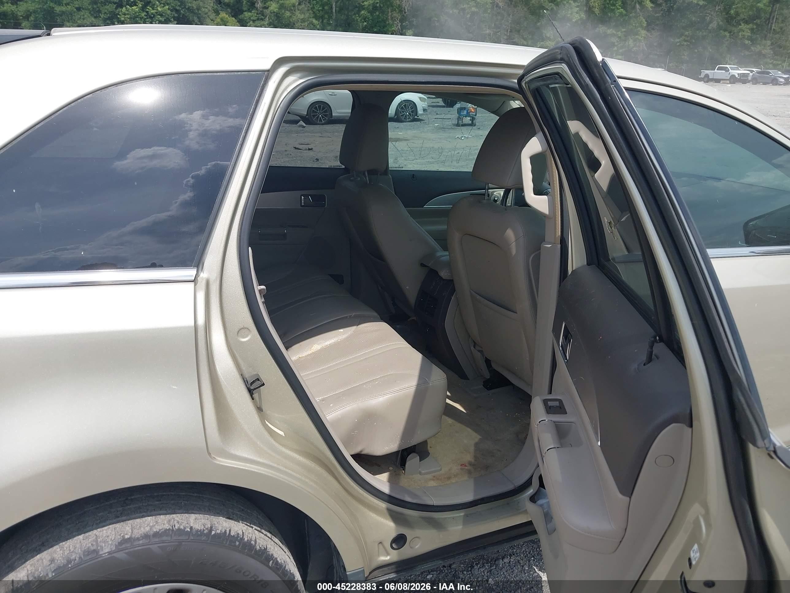 2011 Lincoln Mkx   Gold vin: 2LMDJ6JK6BBJ07637