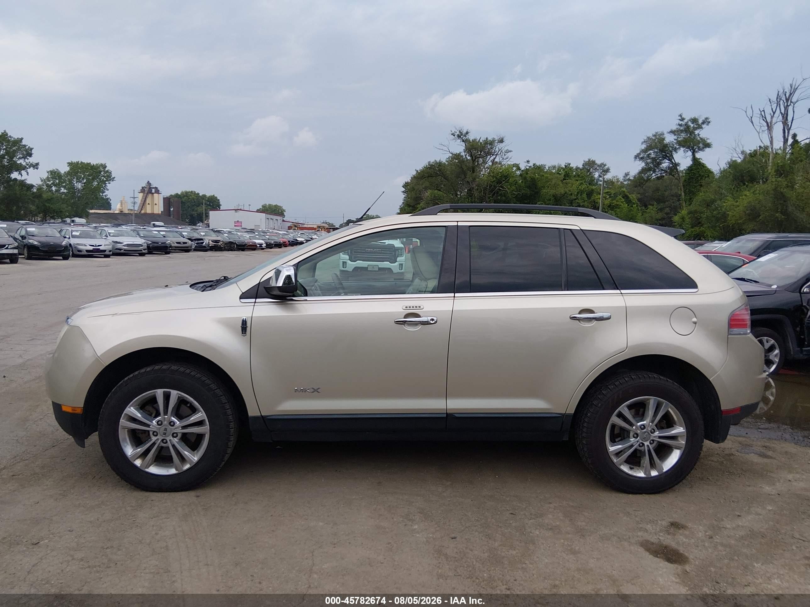 2010 Lincoln Mkx   Gold vin: 2LMDJ8JC6ABJ11982