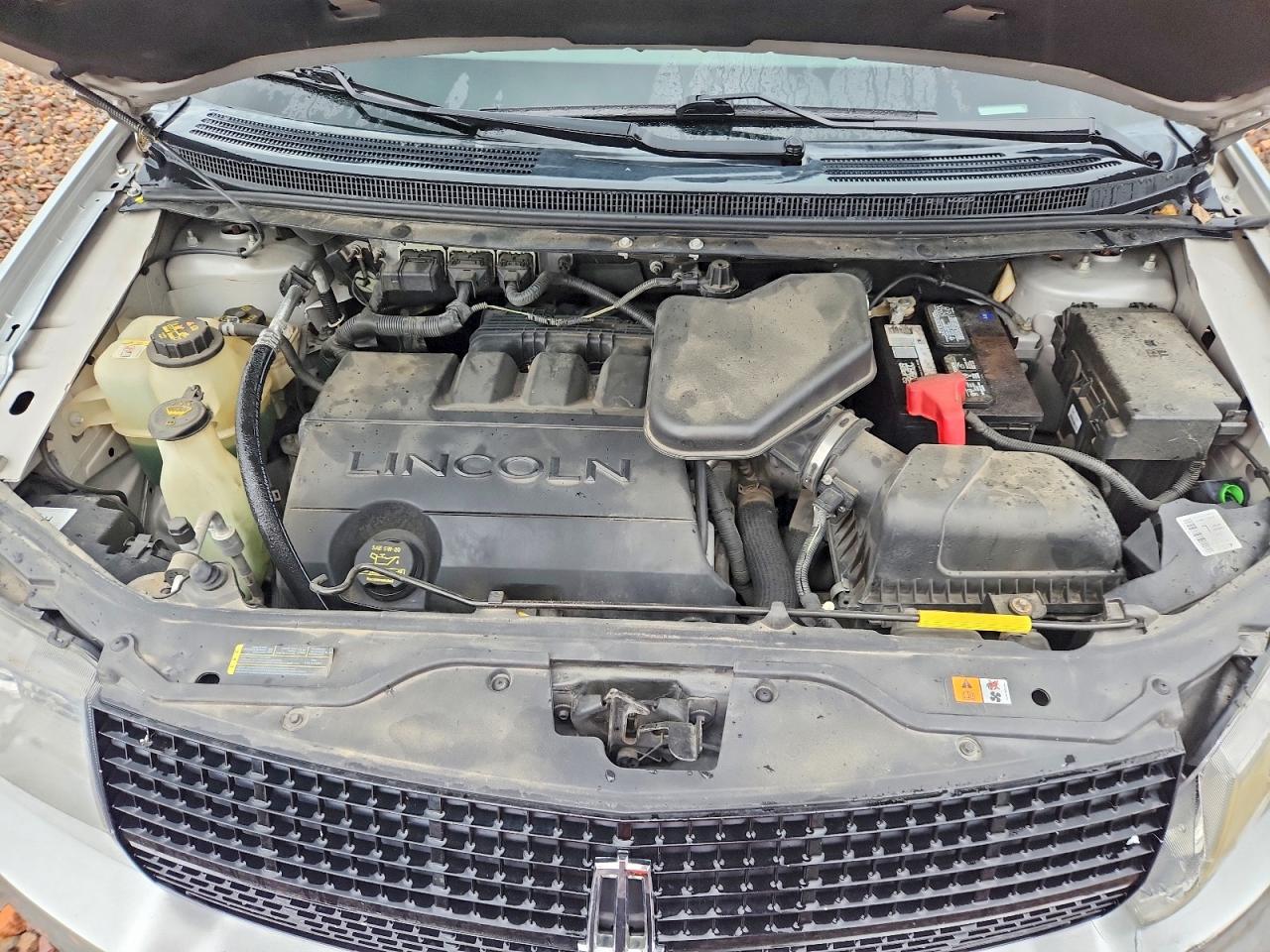 2010 Lincoln Mks 4d 2wd Silver vin: 2LMDJ8JC9ABJ19073