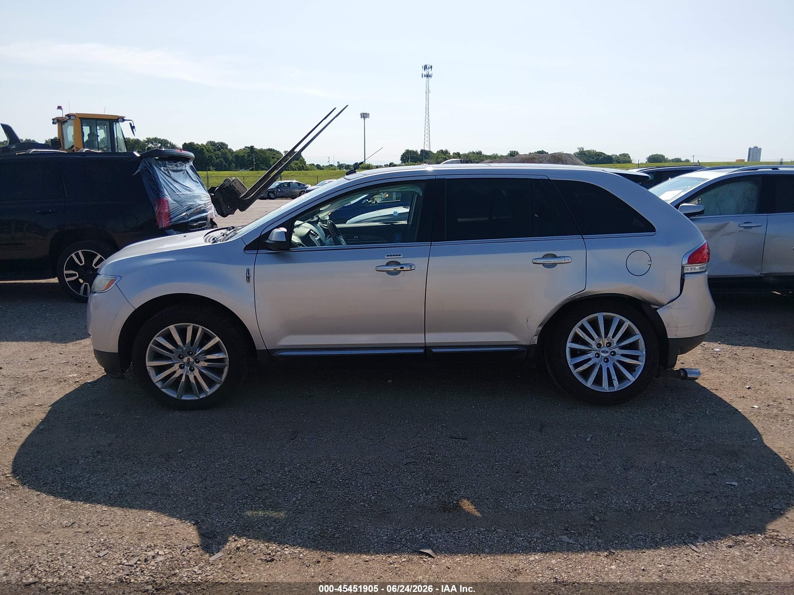 2011 Lincoln Mkx   Silver vin: 2LMDJ8JK3BBJ28831