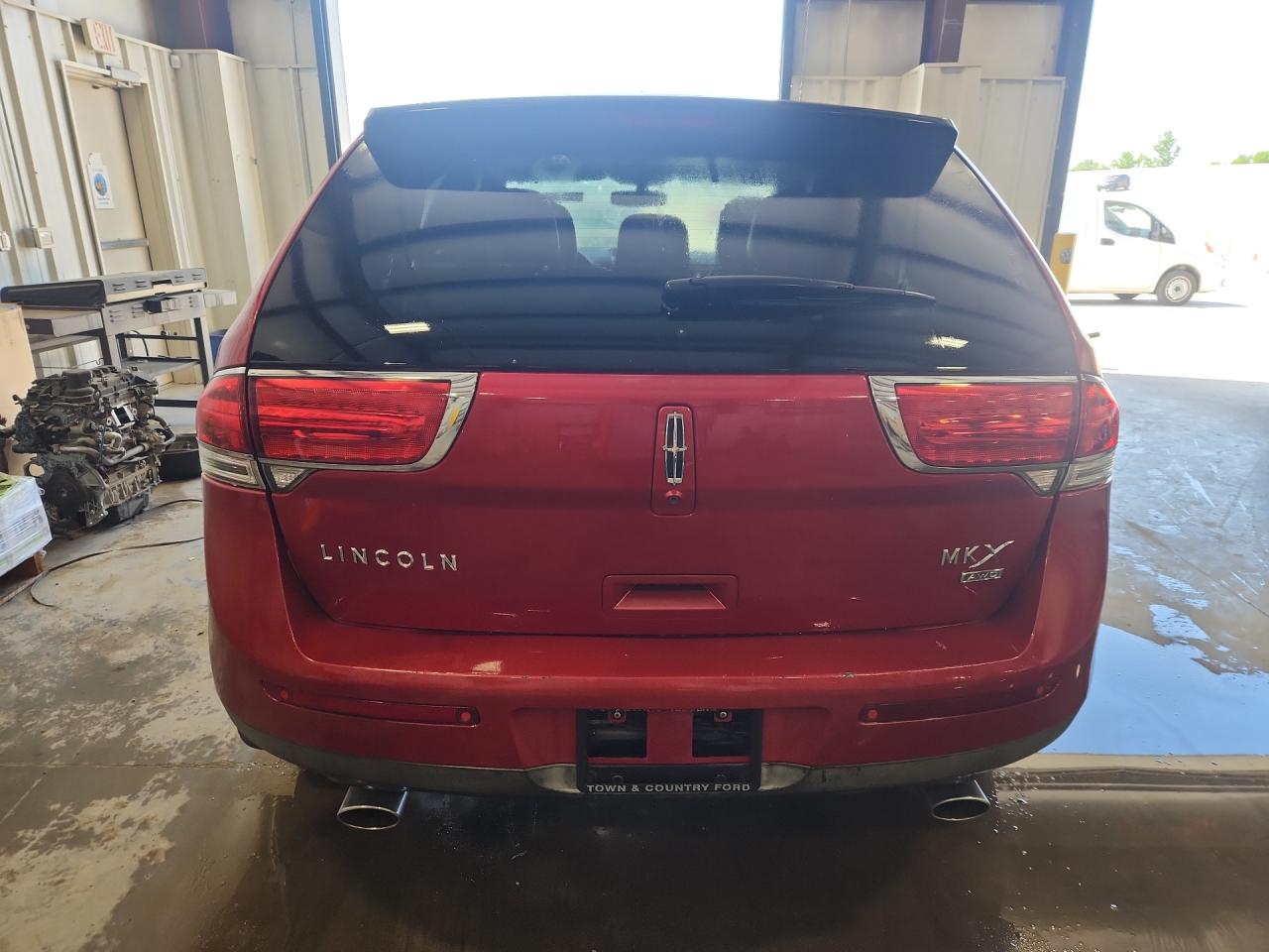 2011 Lincoln Mkx Red vin: 2LMDJ8JK8BBJ15315 Damage: Rear Bumper/Cover, Scraped, 2 To 3 Inches