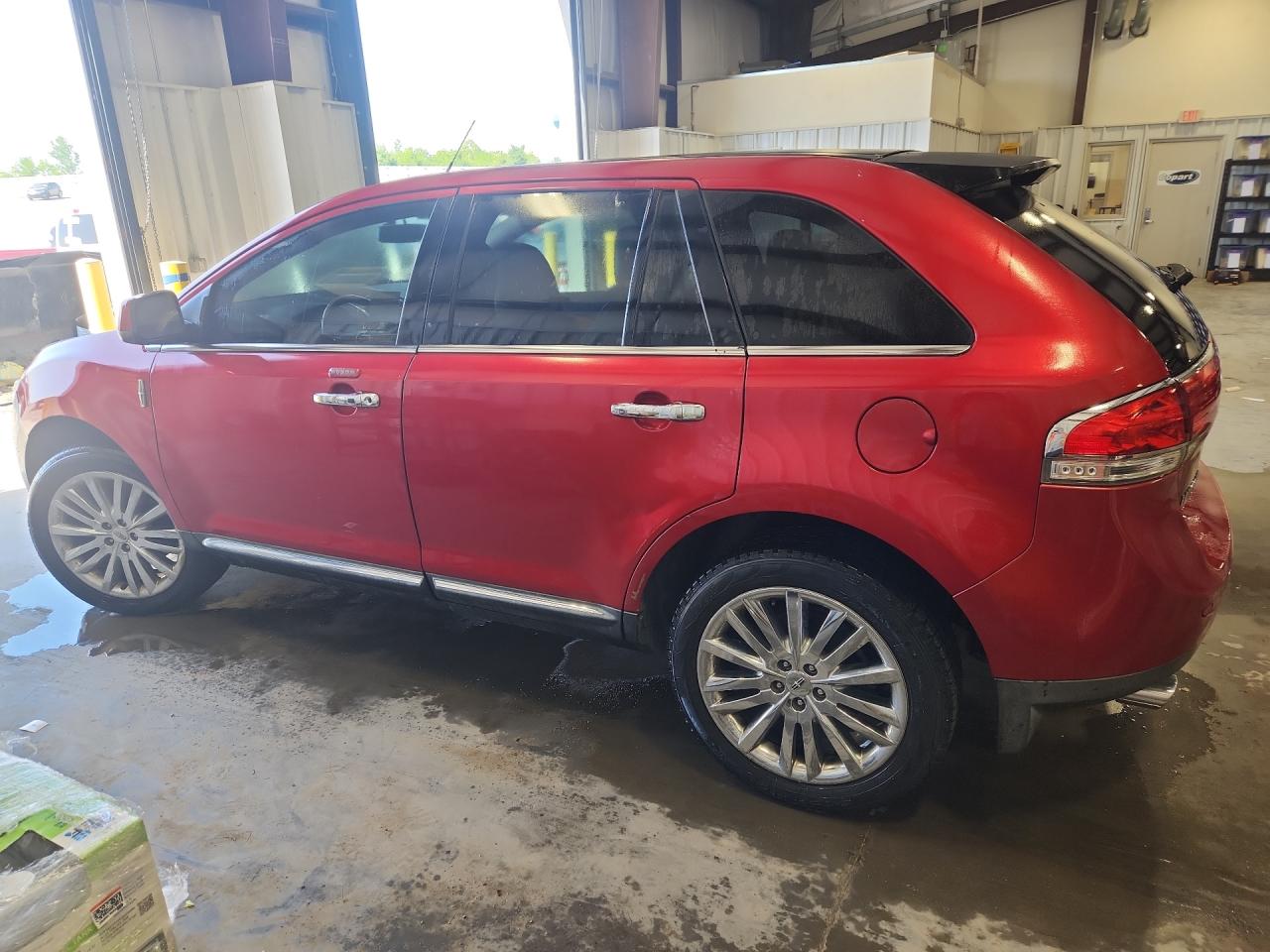 2011 Lincoln Mkx Red vin: 2LMDJ8JK8BBJ15315 Damage: Left Qtr Panel, Dent(S) W/ Paint Dmg, 2 To 3 Inches