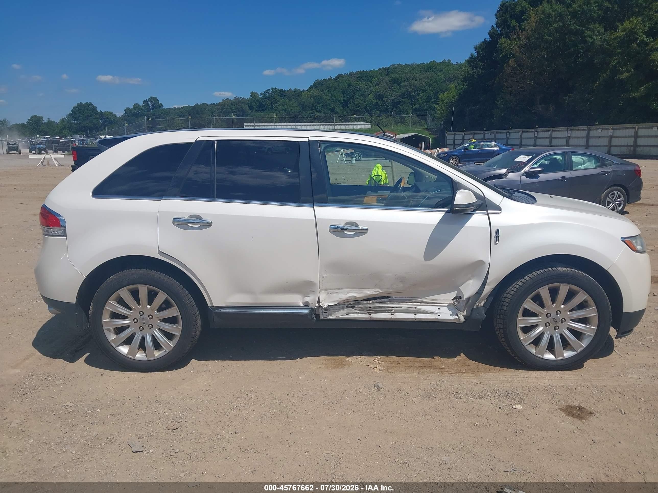 2013 Lincoln Mkx   White vin: 2LMDJ8JK8DBL21382