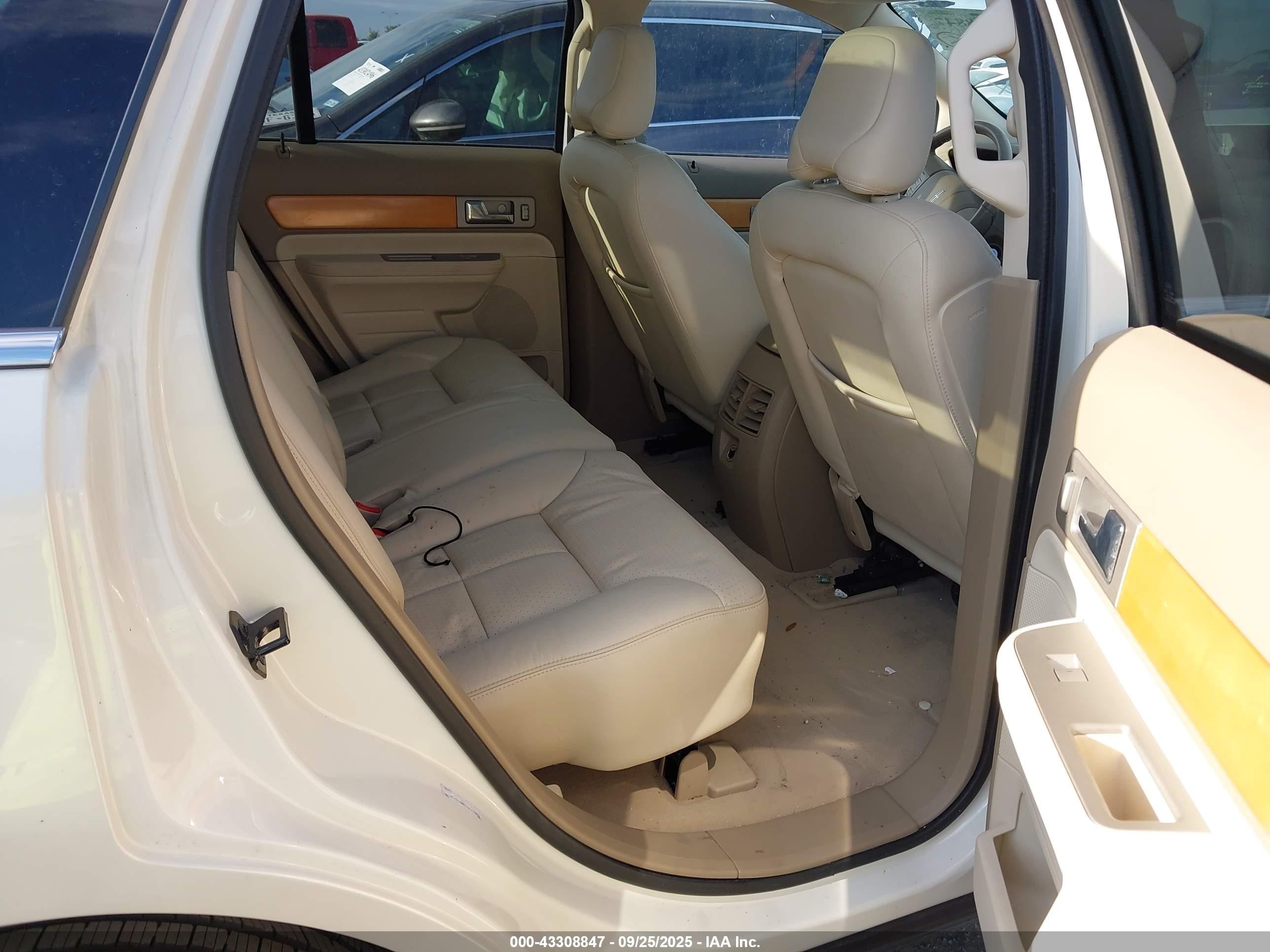 2007 Lincoln Mkx   White vin: 2LMDU68C37BJ02893