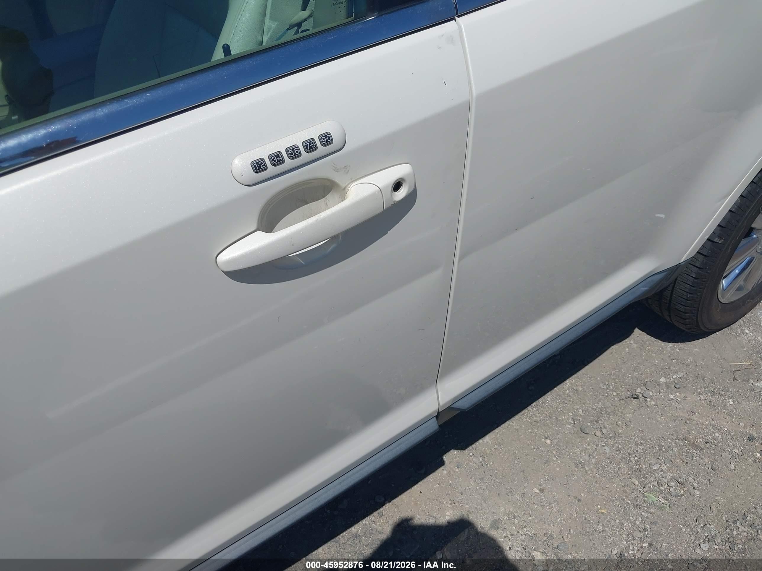 2007 Lincoln Mkx   White vin: 2LMDU68C37BJ18141