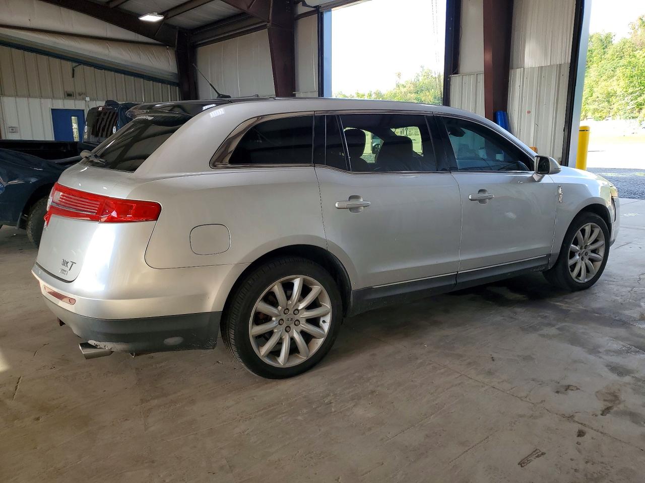 2010 Lincoln Mkt Silver vin: 2LMHJ5AR1ABJ08072