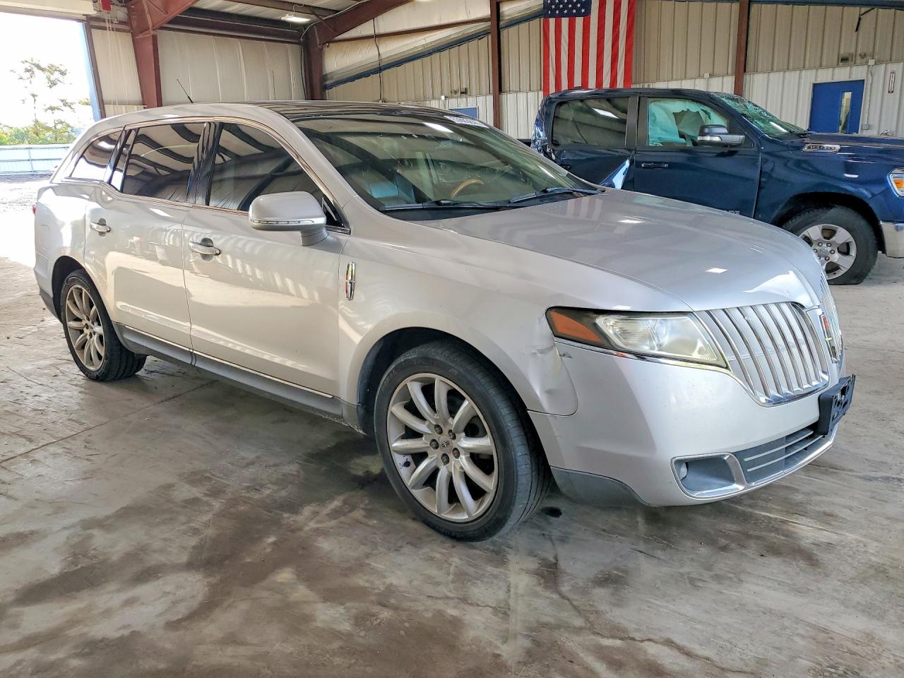 2010 Lincoln Mkt Silver vin: 2LMHJ5AR1ABJ08072