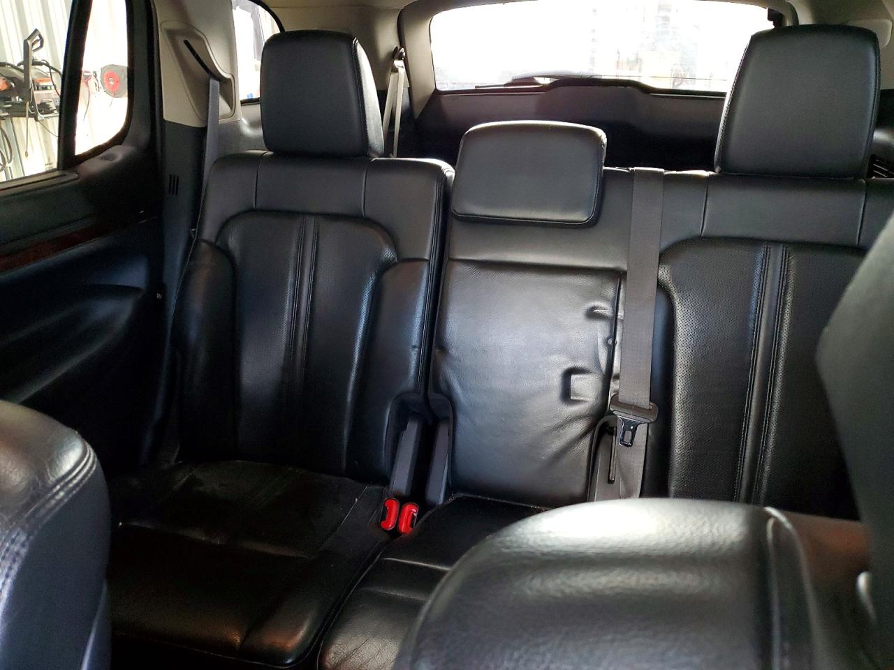 2010 Lincoln Mkt Silver vin: 2LMHJ5AR1ABJ08072