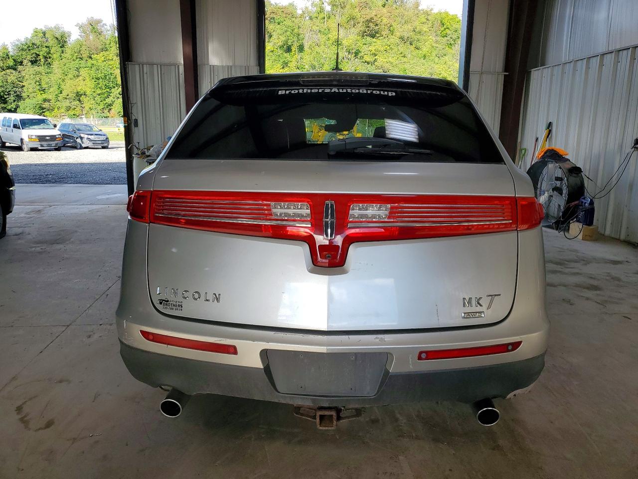 2010 Lincoln Mkt Silver vin: 2LMHJ5AR1ABJ08072