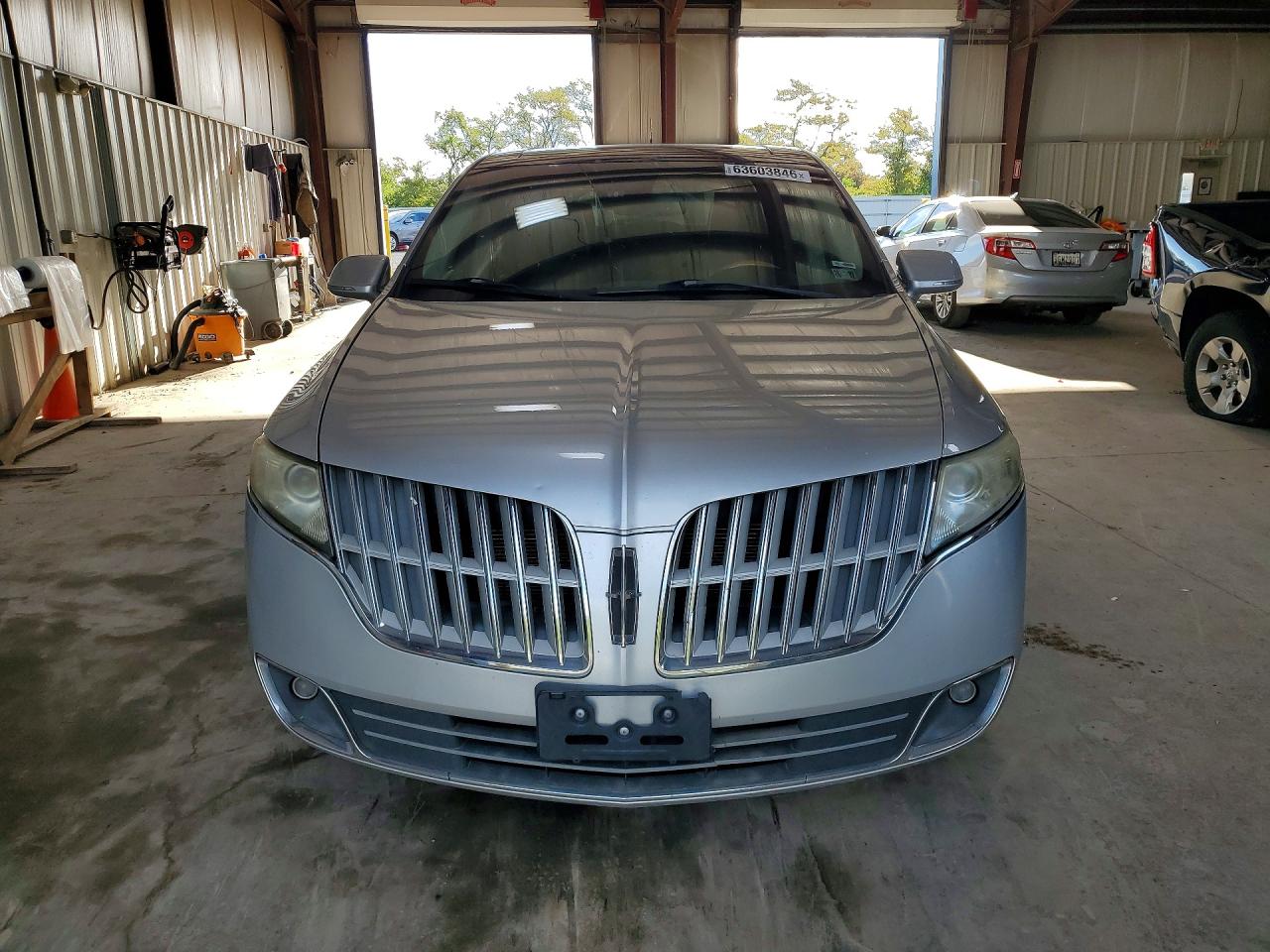 2010 Lincoln Mkt Silver vin: 2LMHJ5AR1ABJ08072