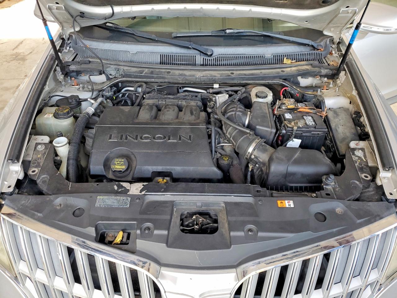 2010 Lincoln Mkt Silver vin: 2LMHJ5AR1ABJ08072