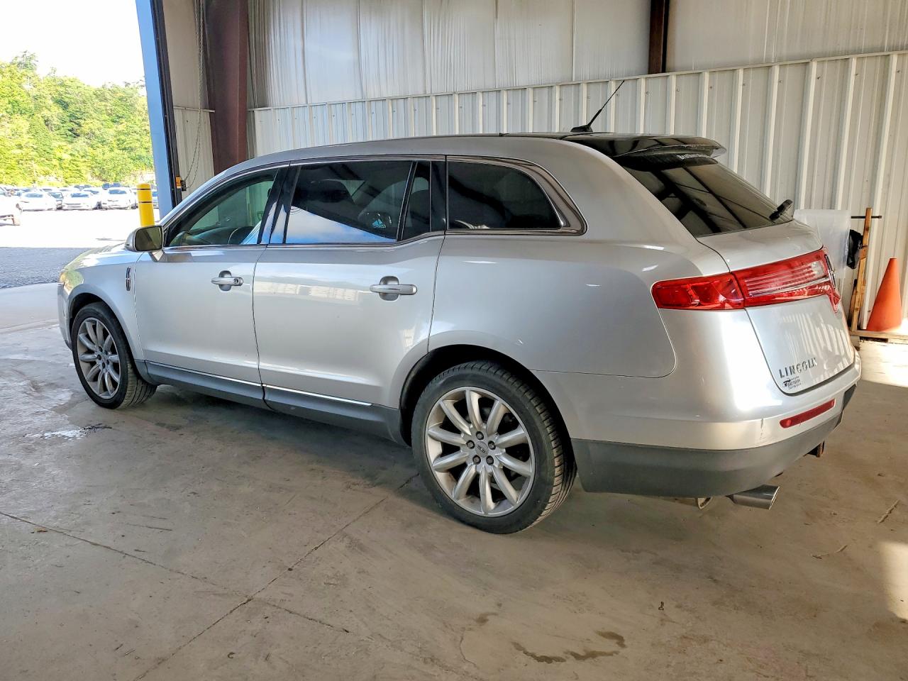 2010 Lincoln Mkt Silver vin: 2LMHJ5AR1ABJ08072
