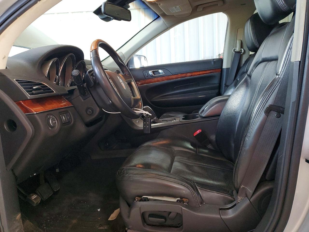 2010 Lincoln Mkt Silver vin: 2LMHJ5AR1ABJ08072