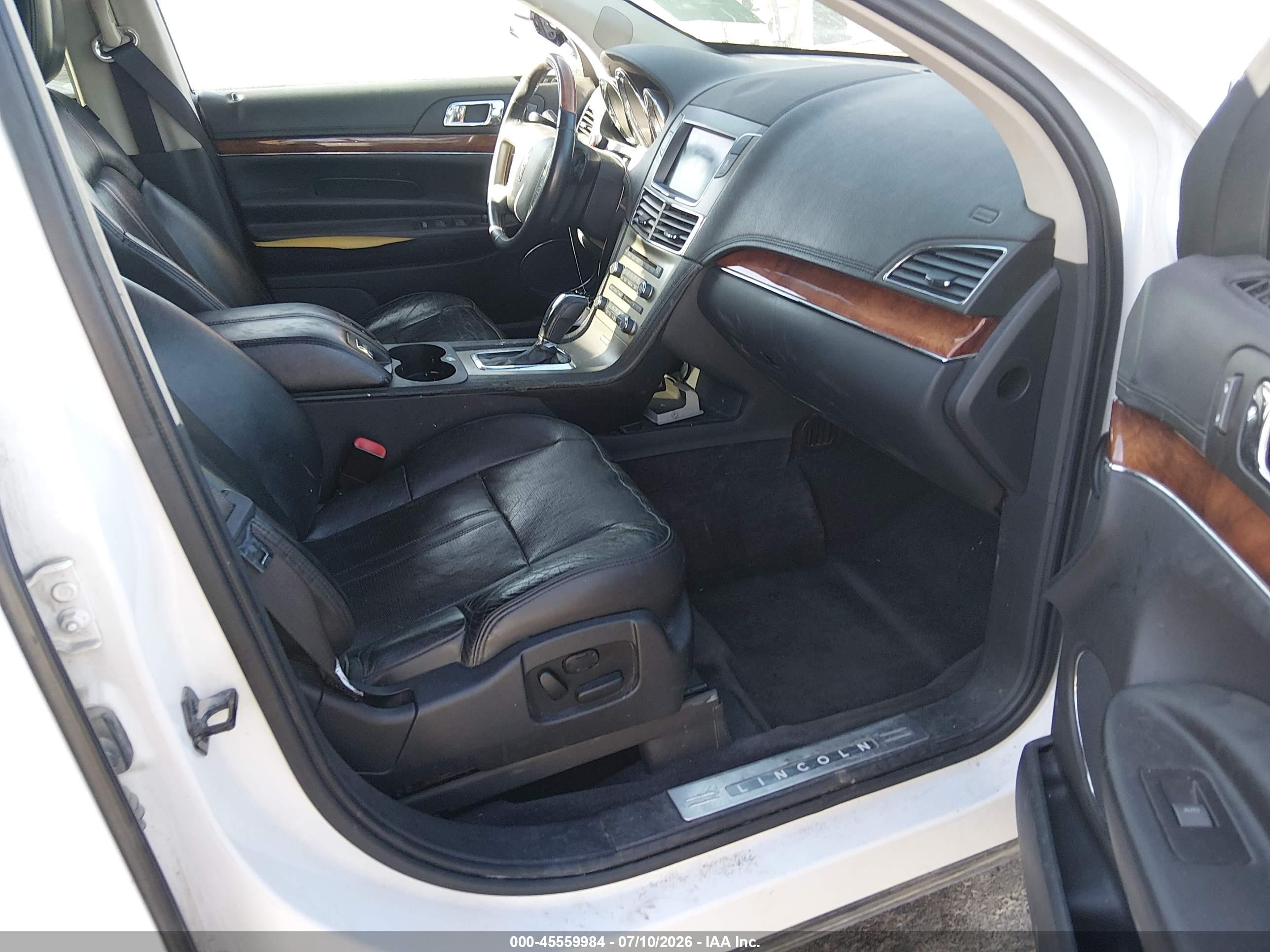 2010 Lincoln Mkt   White vin: 2LMHJ5AR3ABJ11362