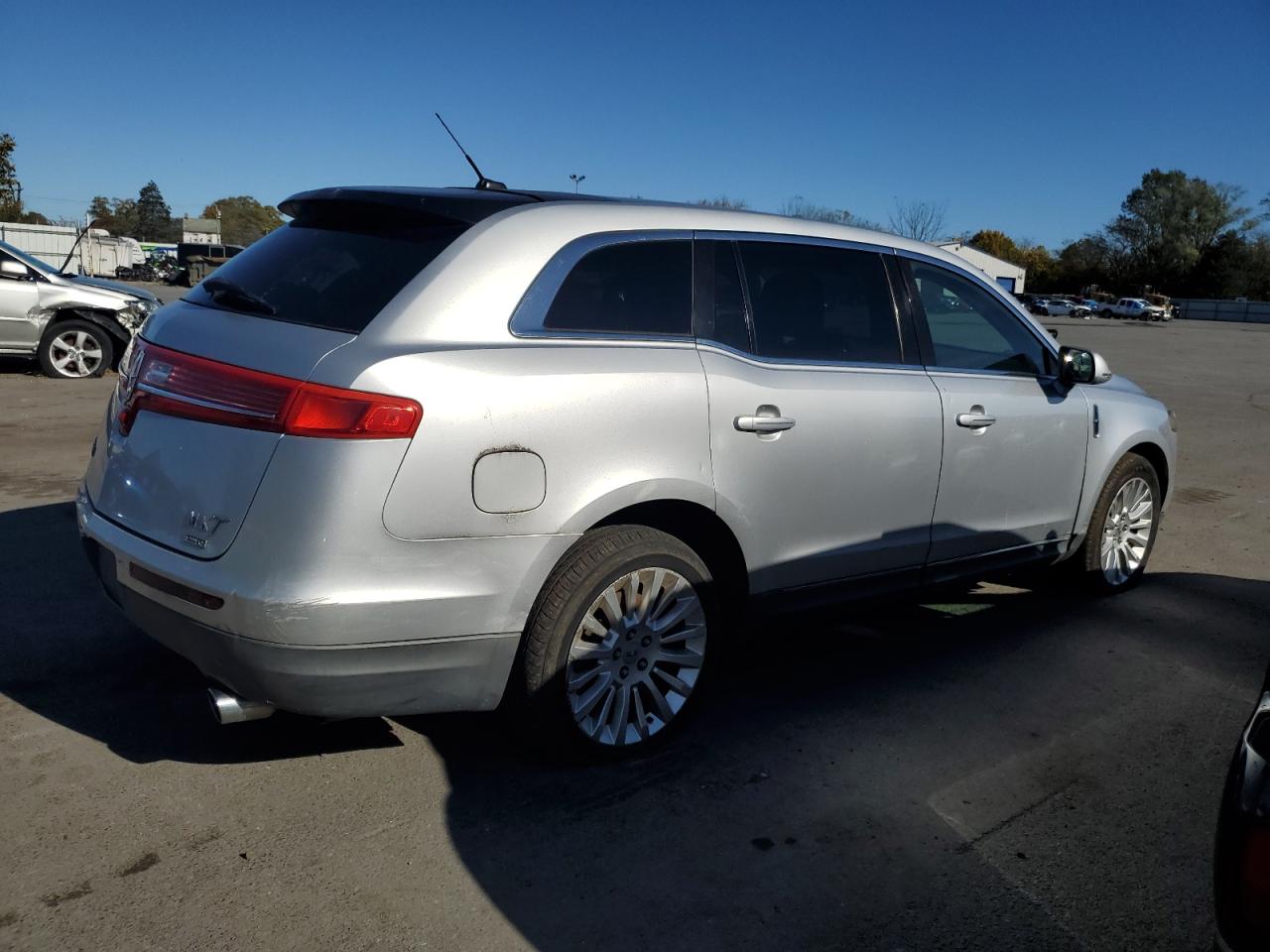 2010 Lincoln Mkt Silver vin: 2LMHJ5AR3ABJ12558