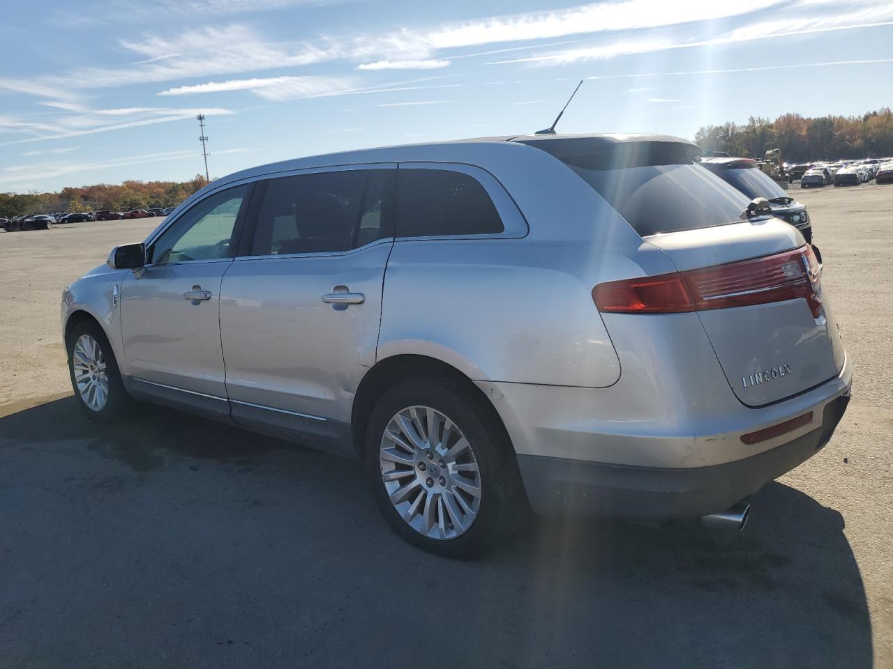 2010 Lincoln Mkt Silver vin: 2LMHJ5AR3ABJ12558
