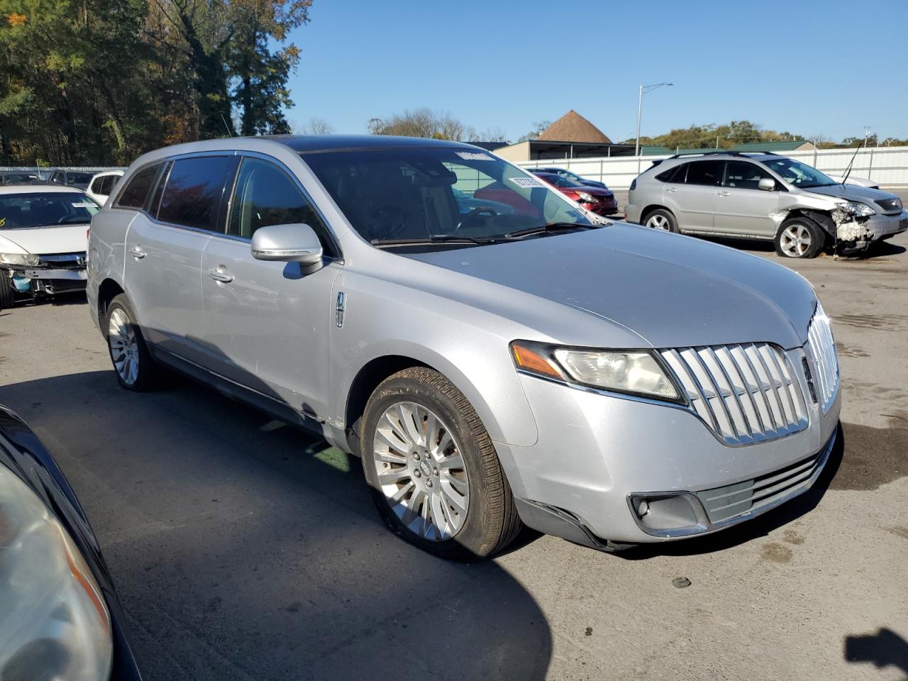 2010 Lincoln Mkt Silver vin: 2LMHJ5AR3ABJ12558