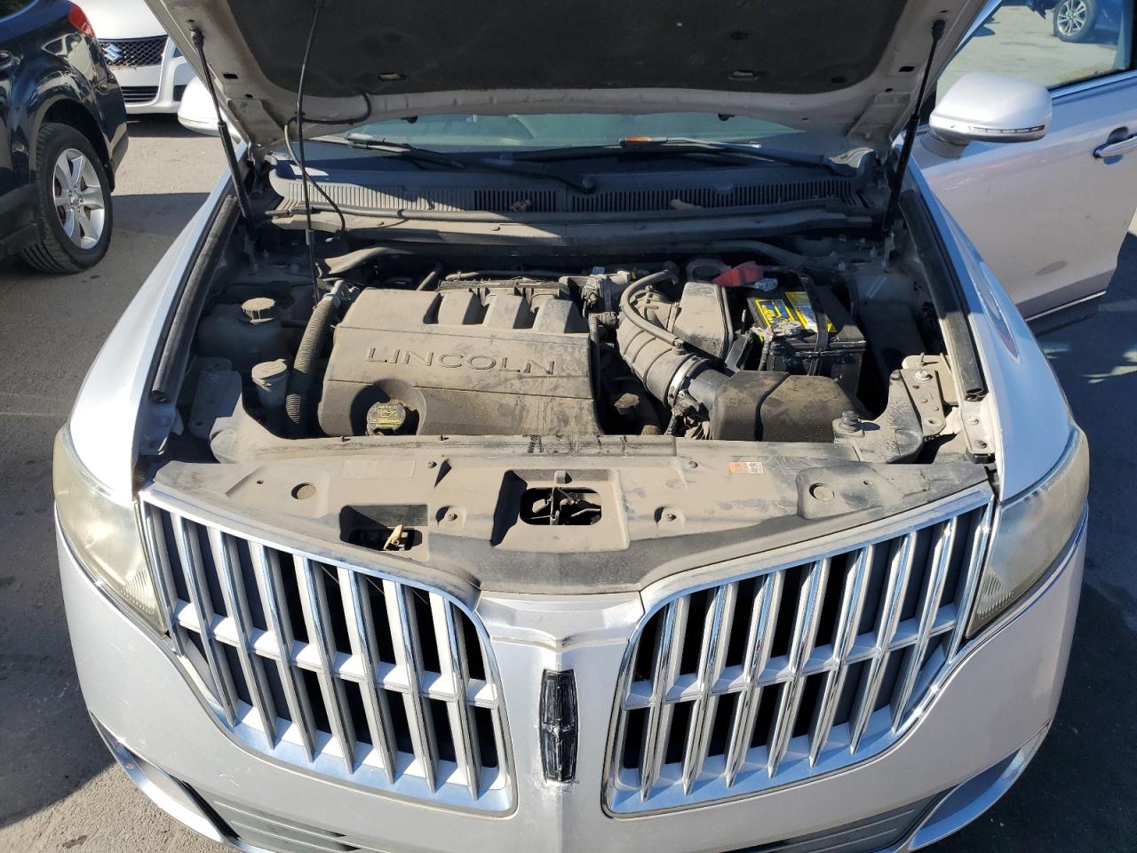 2010 Lincoln Mkt Silver vin: 2LMHJ5AR3ABJ12558