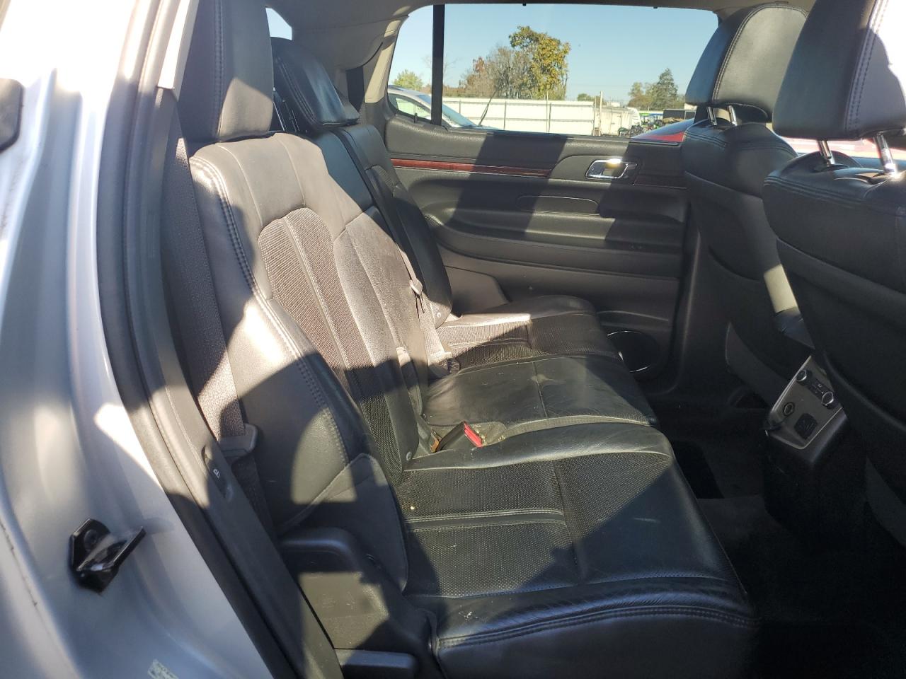 2010 Lincoln Mkt Silver vin: 2LMHJ5AR3ABJ12558