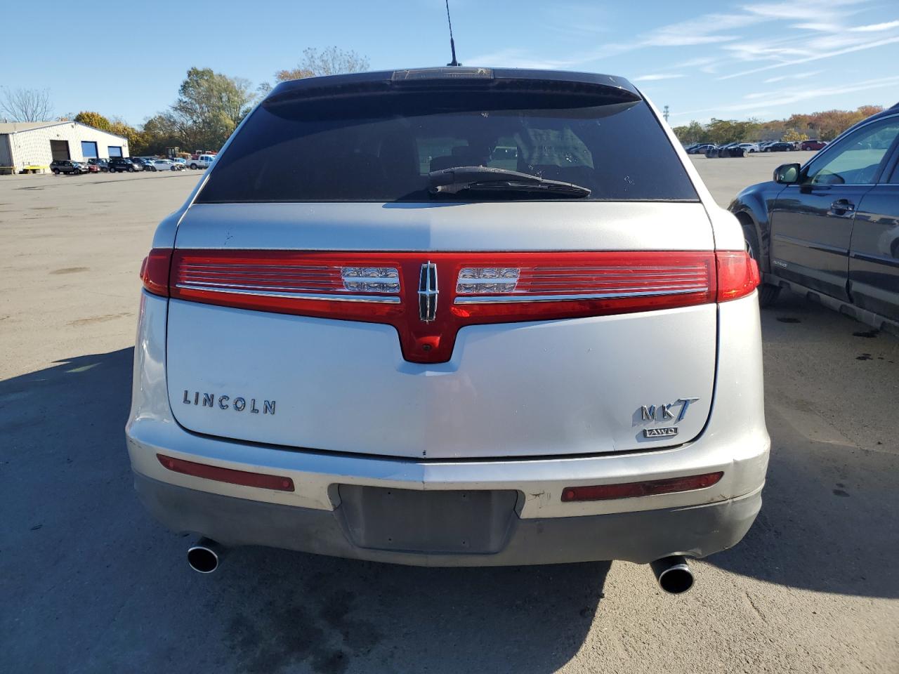 2010 Lincoln Mkt Silver vin: 2LMHJ5AR3ABJ12558